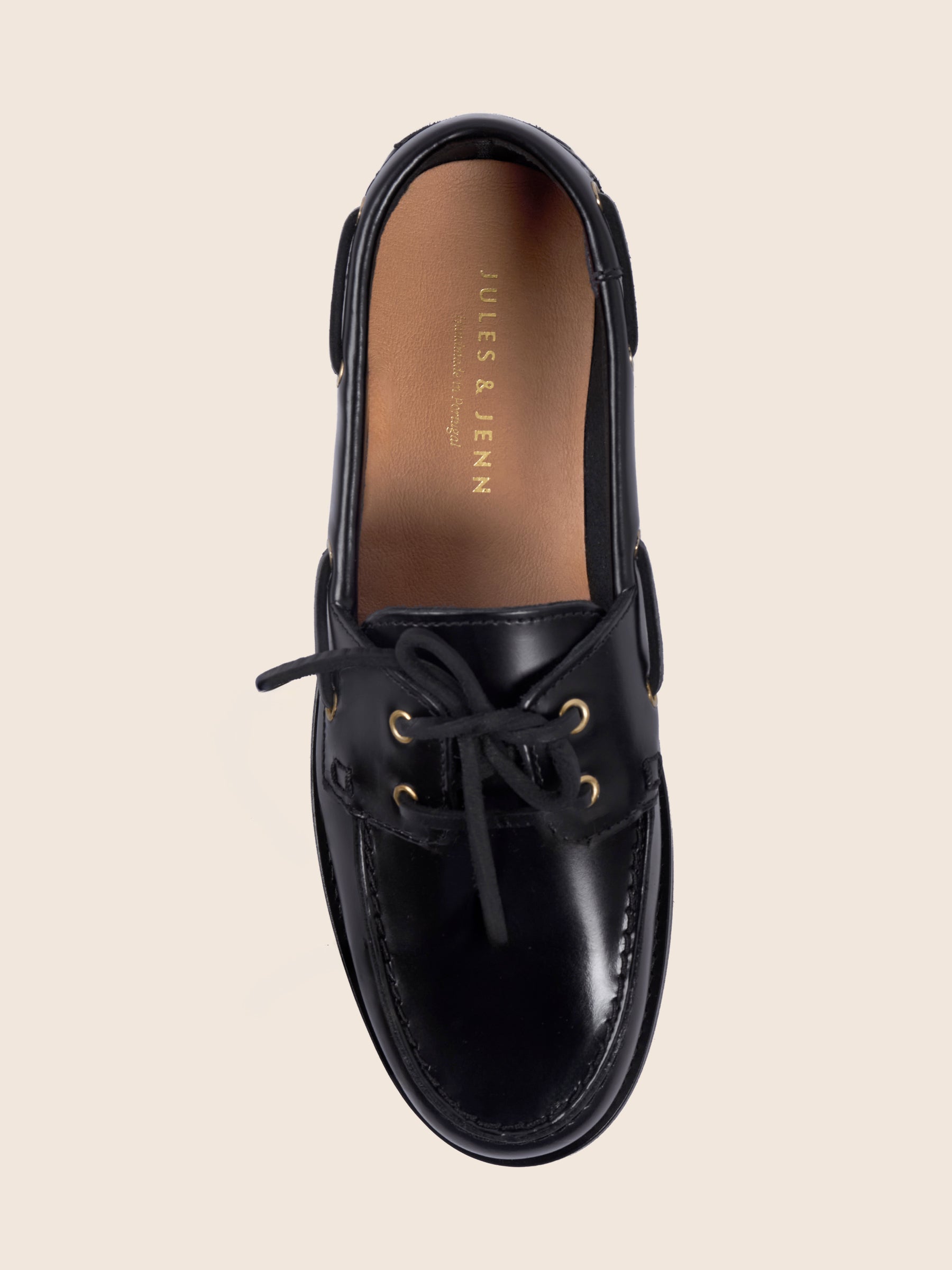 photo vue dessus mocassins bateau cuir glace noir jules jenn