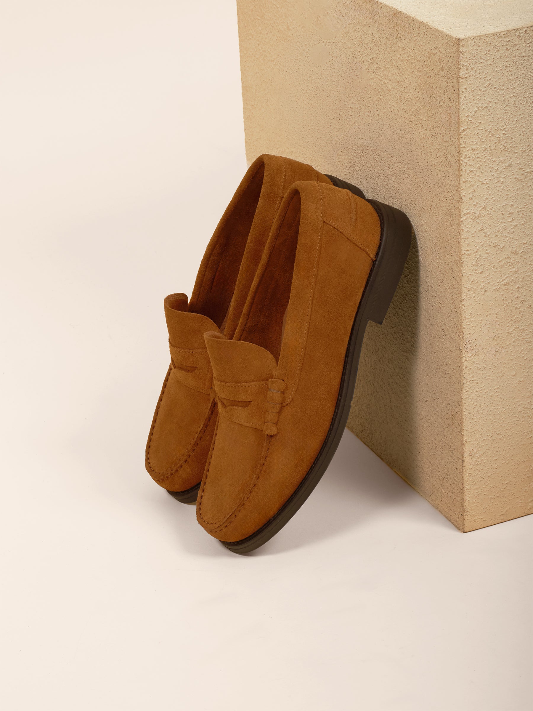 photo vue posee mocassins college cuir daim cognac jules & jenn