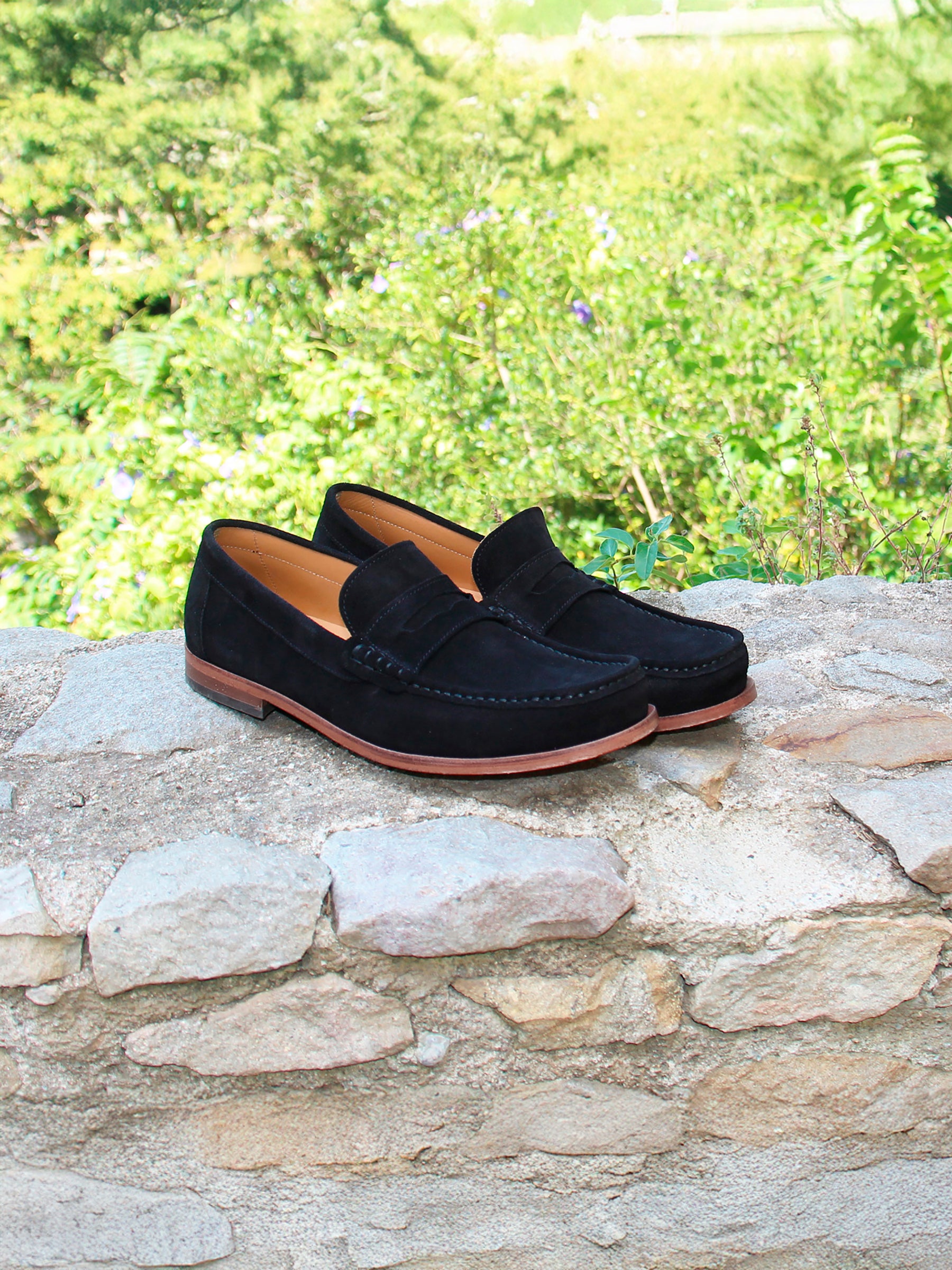 vue posée mocassins contemporains cuir daim noir jules & jenn