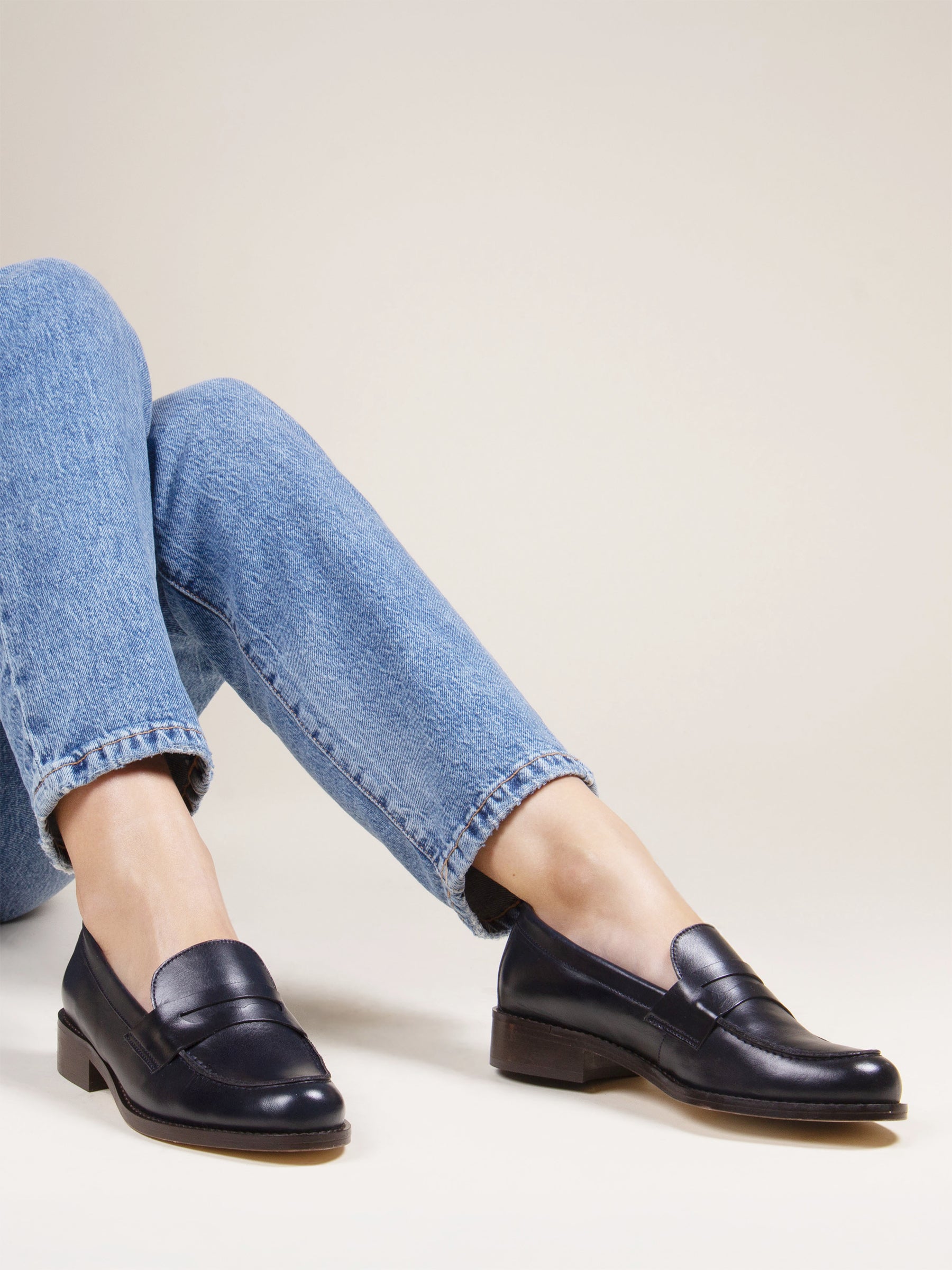photo vue portée mocassins femme cuir bleu jules jenn 2