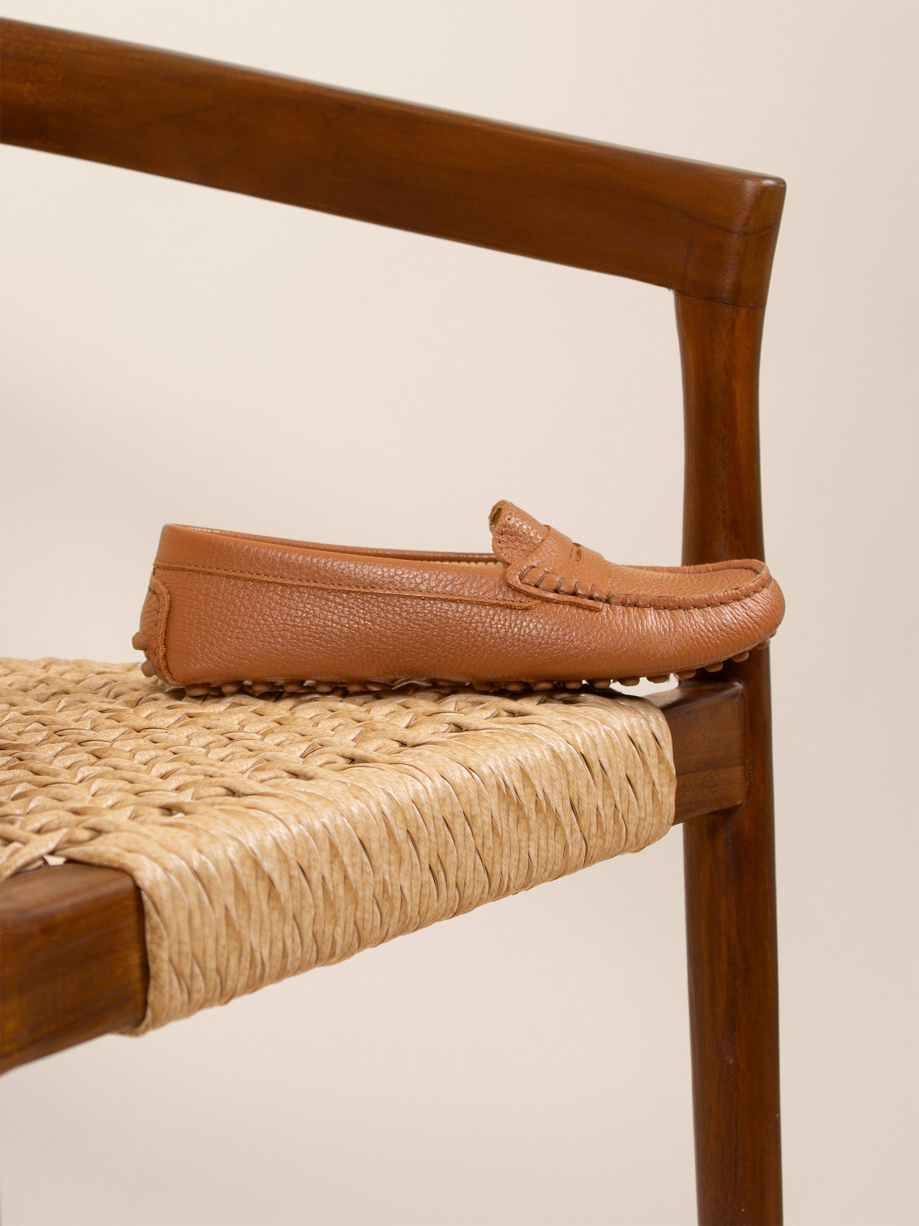 photo vue posée mocassins cuir grainé camel jules jenn
