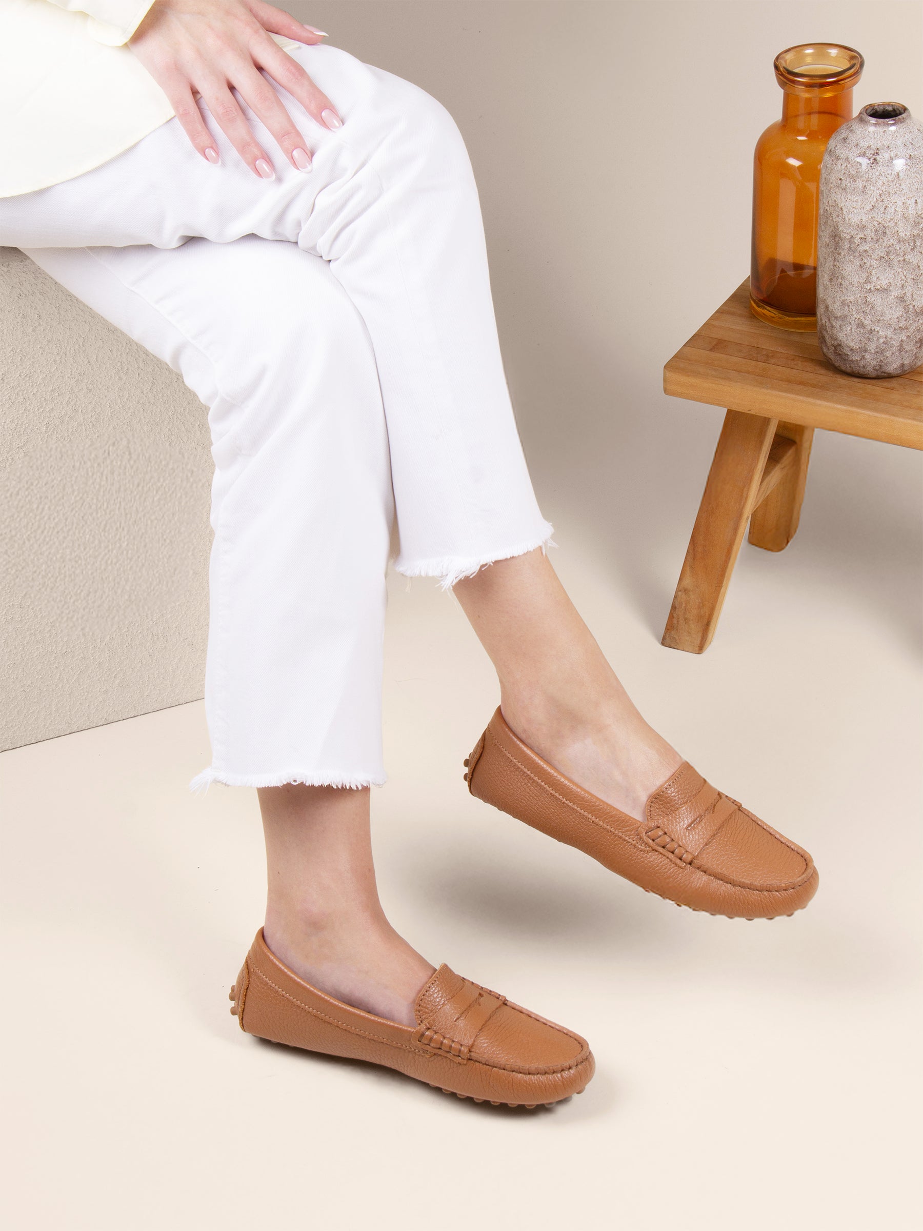photo vue portée mocassins cuir grainé camel jules jenn