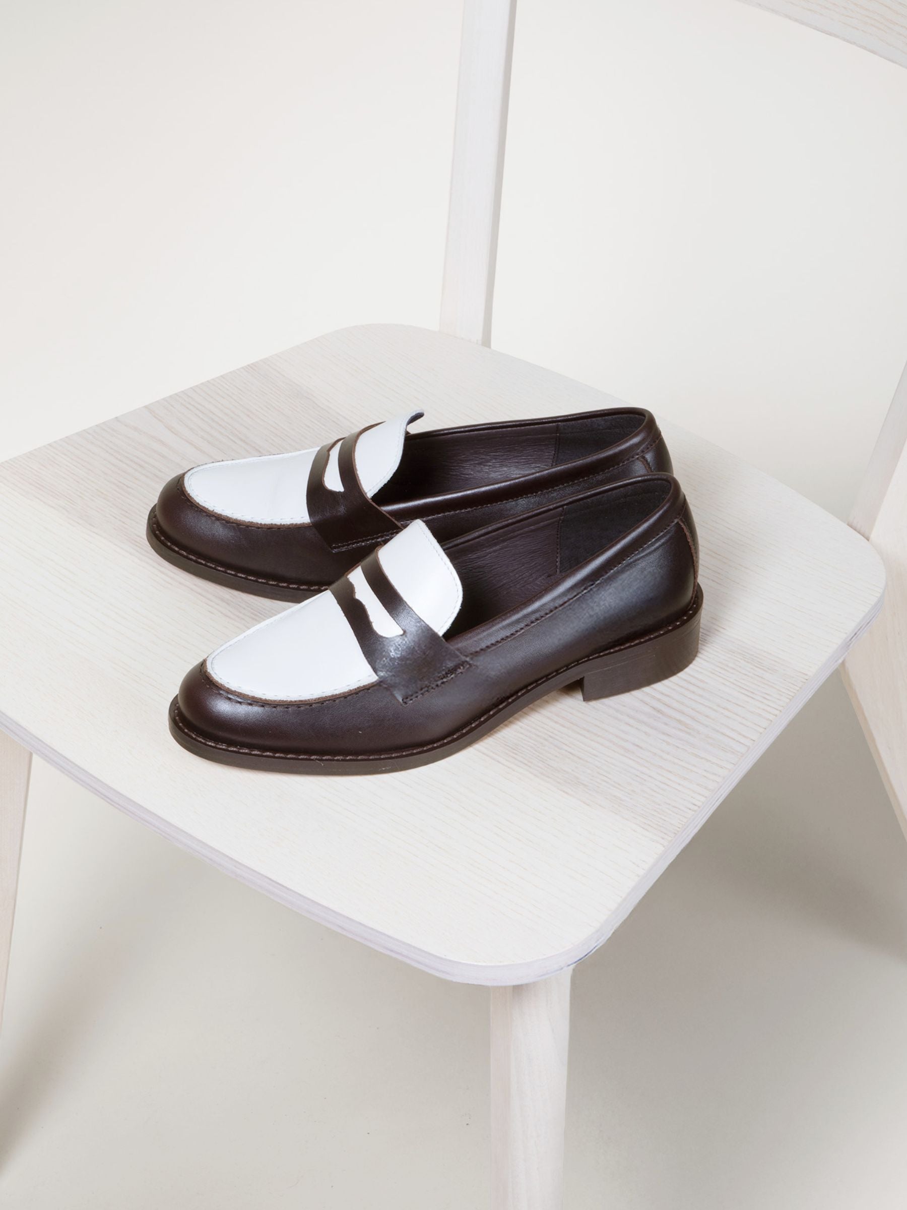 vue posée mocassins cuir marron blanc jules & jenn