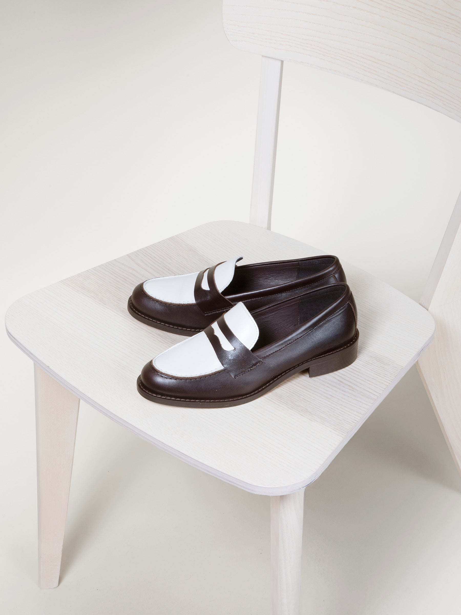 vue posée mocassins cuir marron blanc jules & jenn