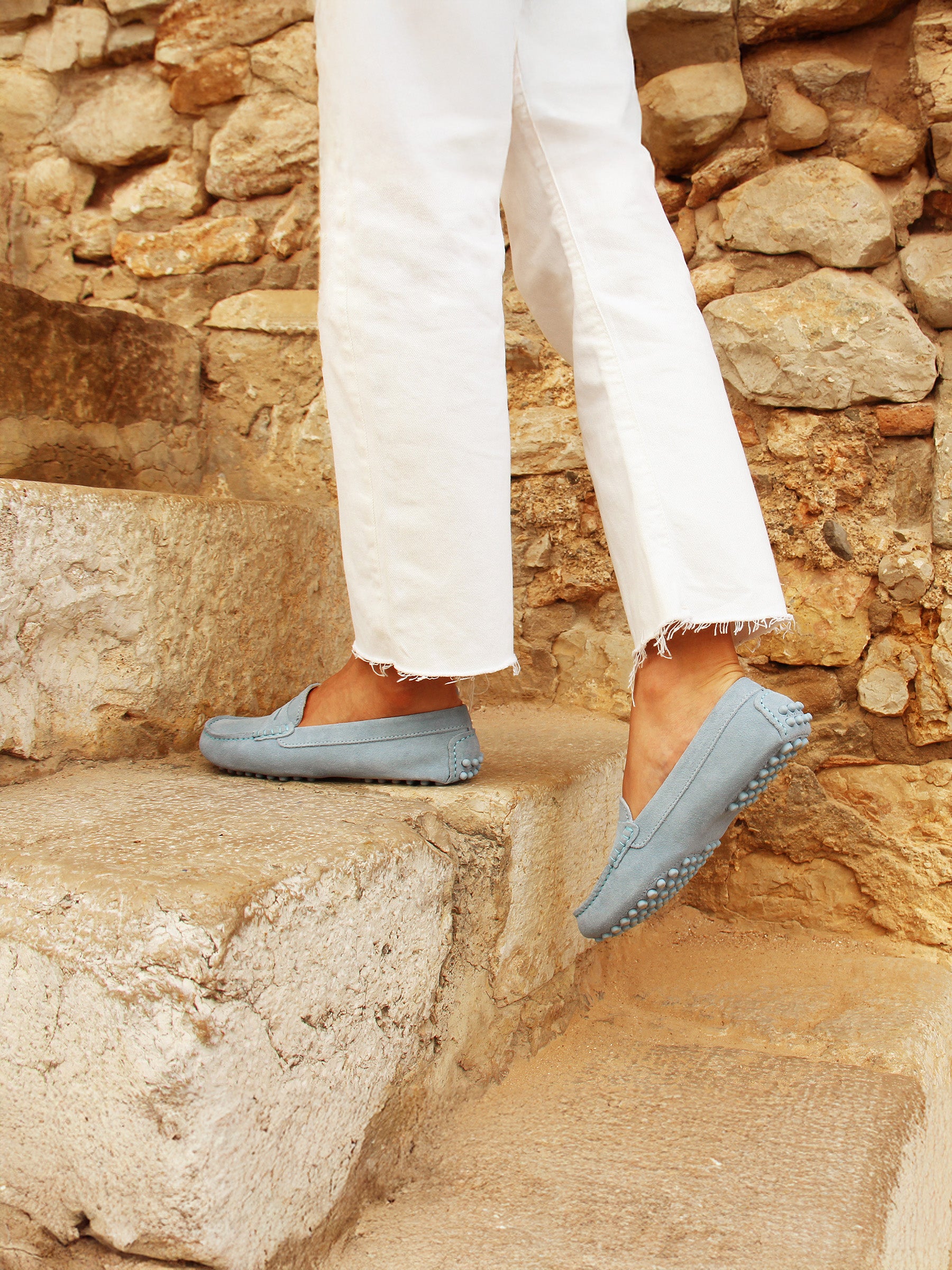 vue portée mocassins cuir daim bleu clair jules & jenn