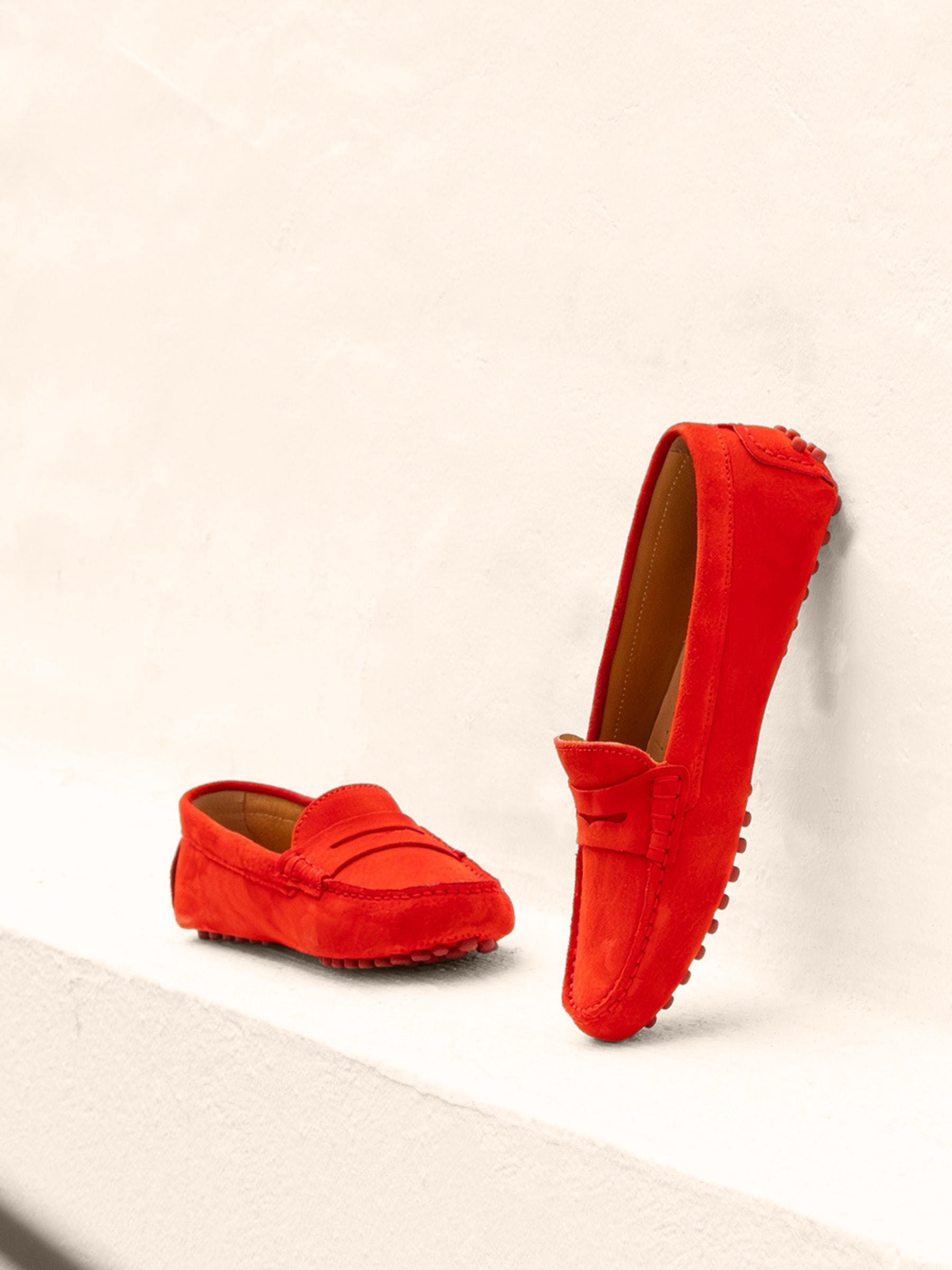 vue posée mocassins cuir daim rouge jules & jenn