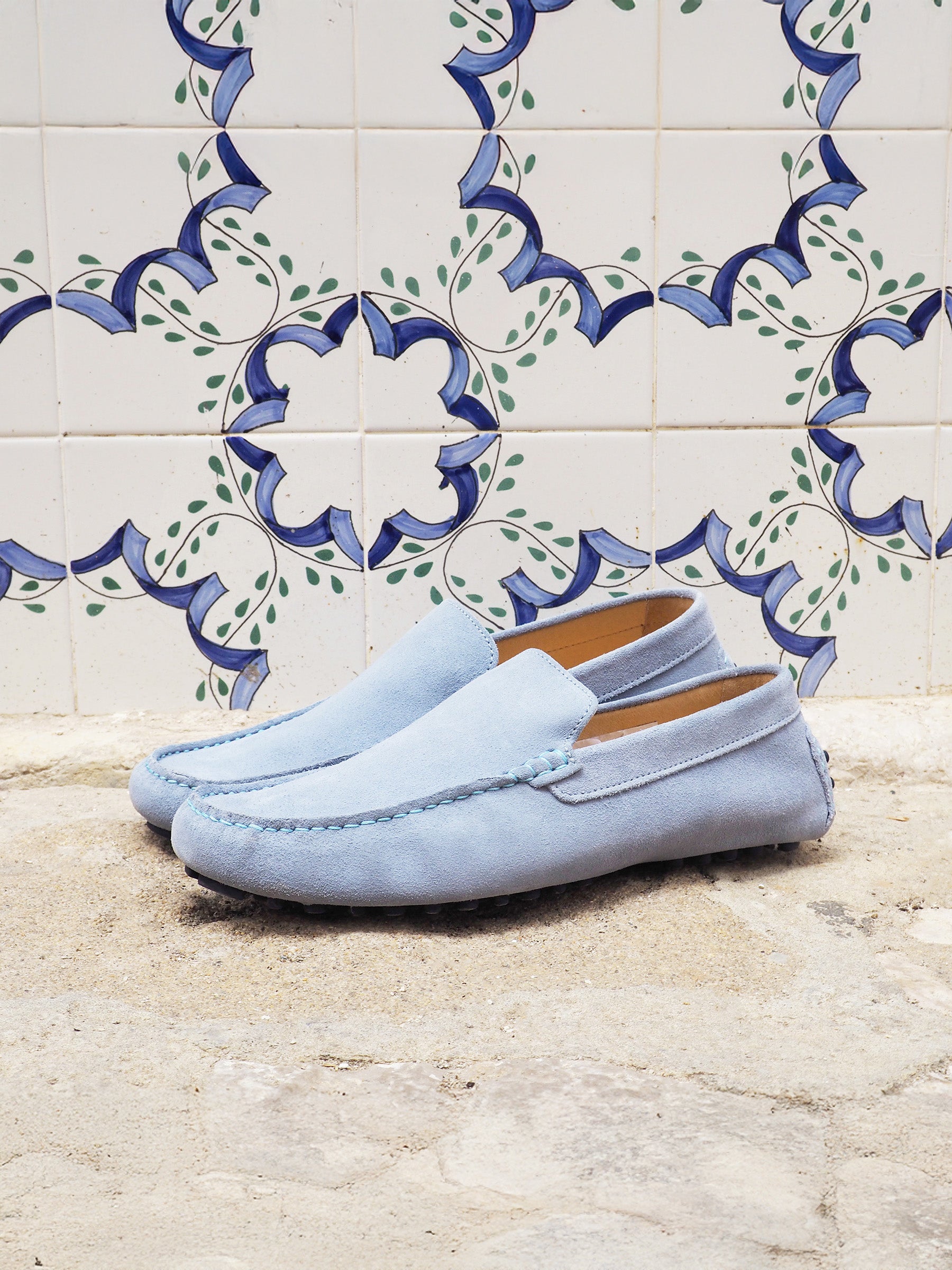 vue posée mocassins cuir daim bleu clair jules & jenn