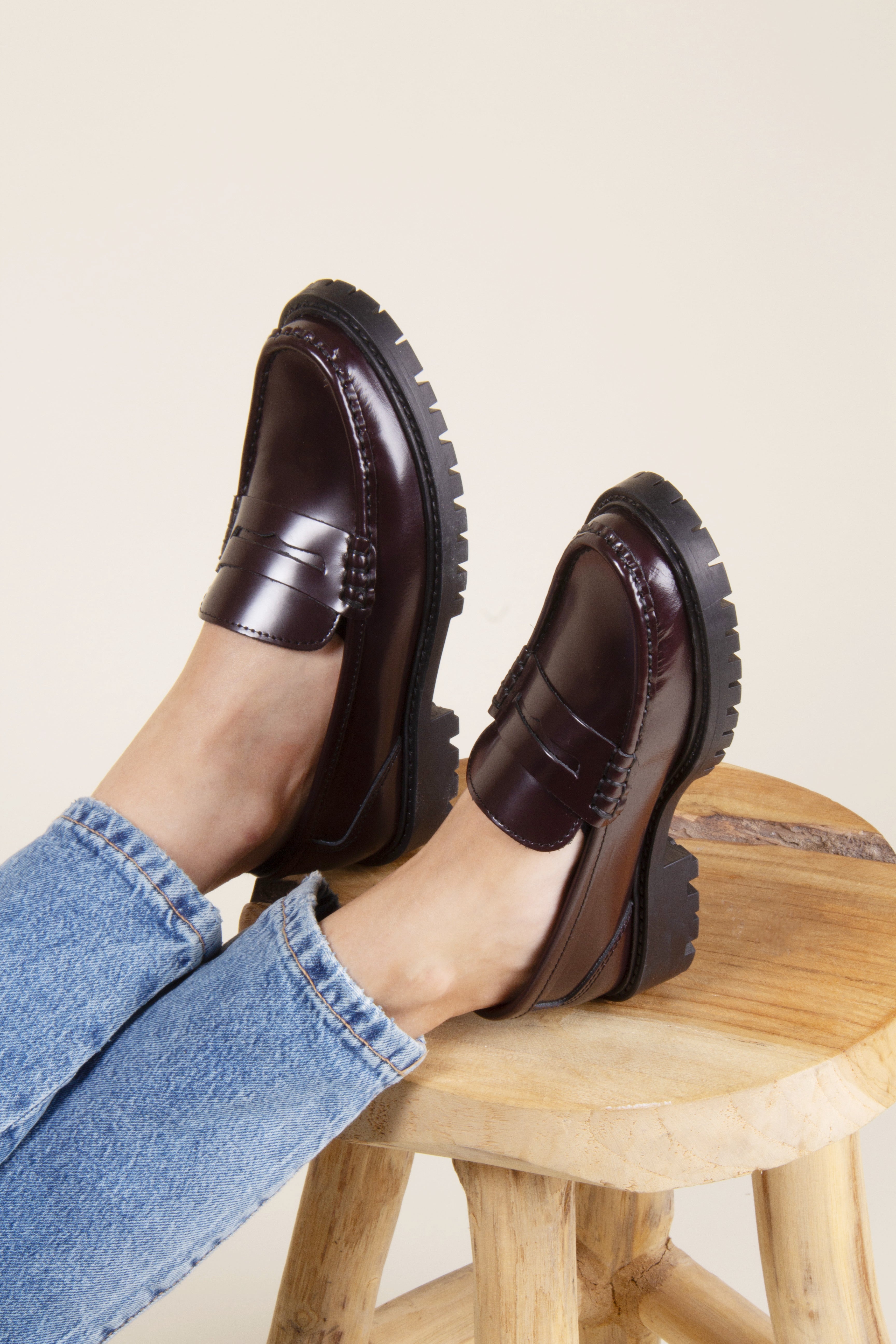 vue portée mocassins cuir vernis bordeaux jules & jenn