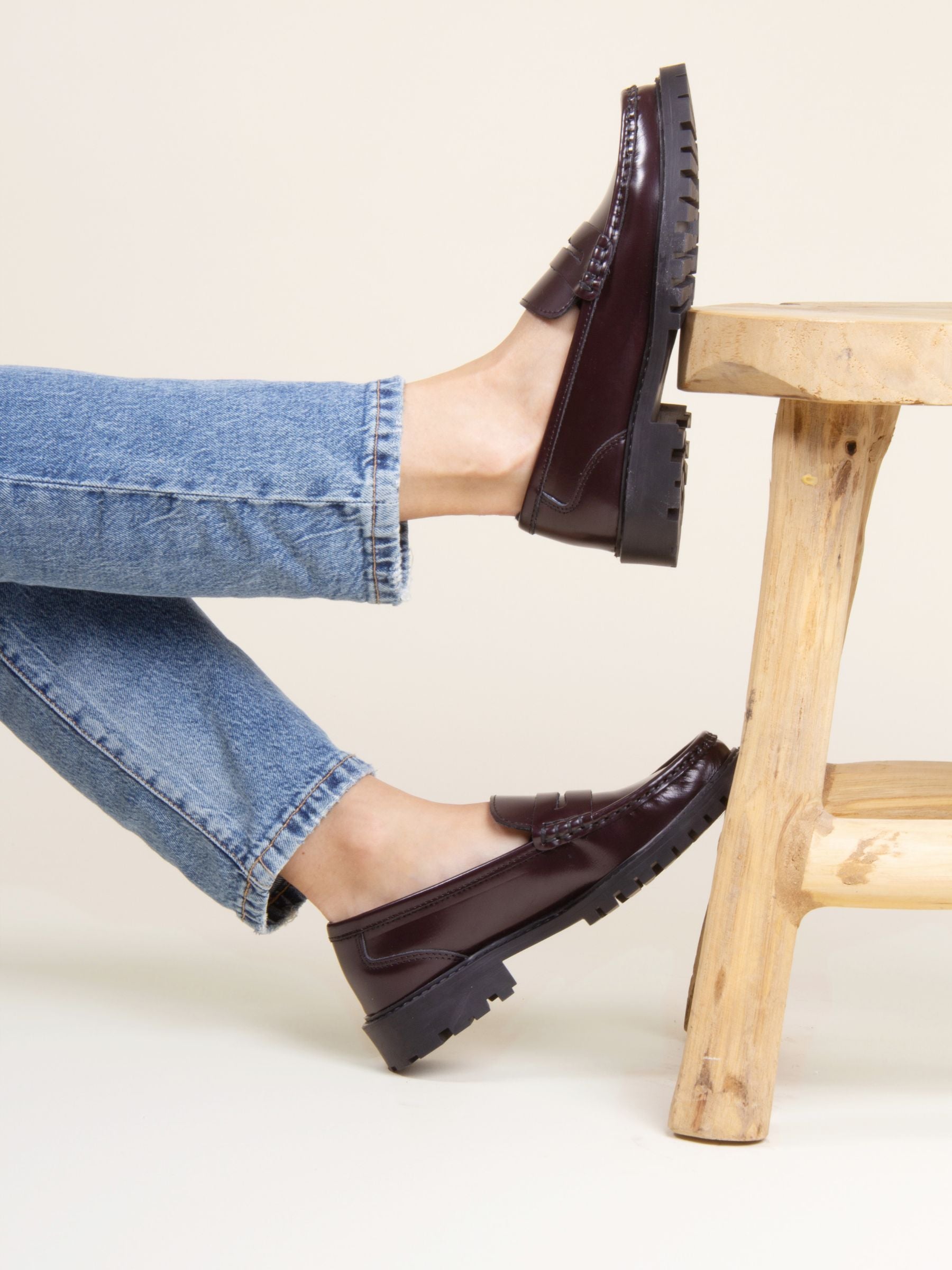 vue portée mocassins cuir vernis bordeaux jules & jenn