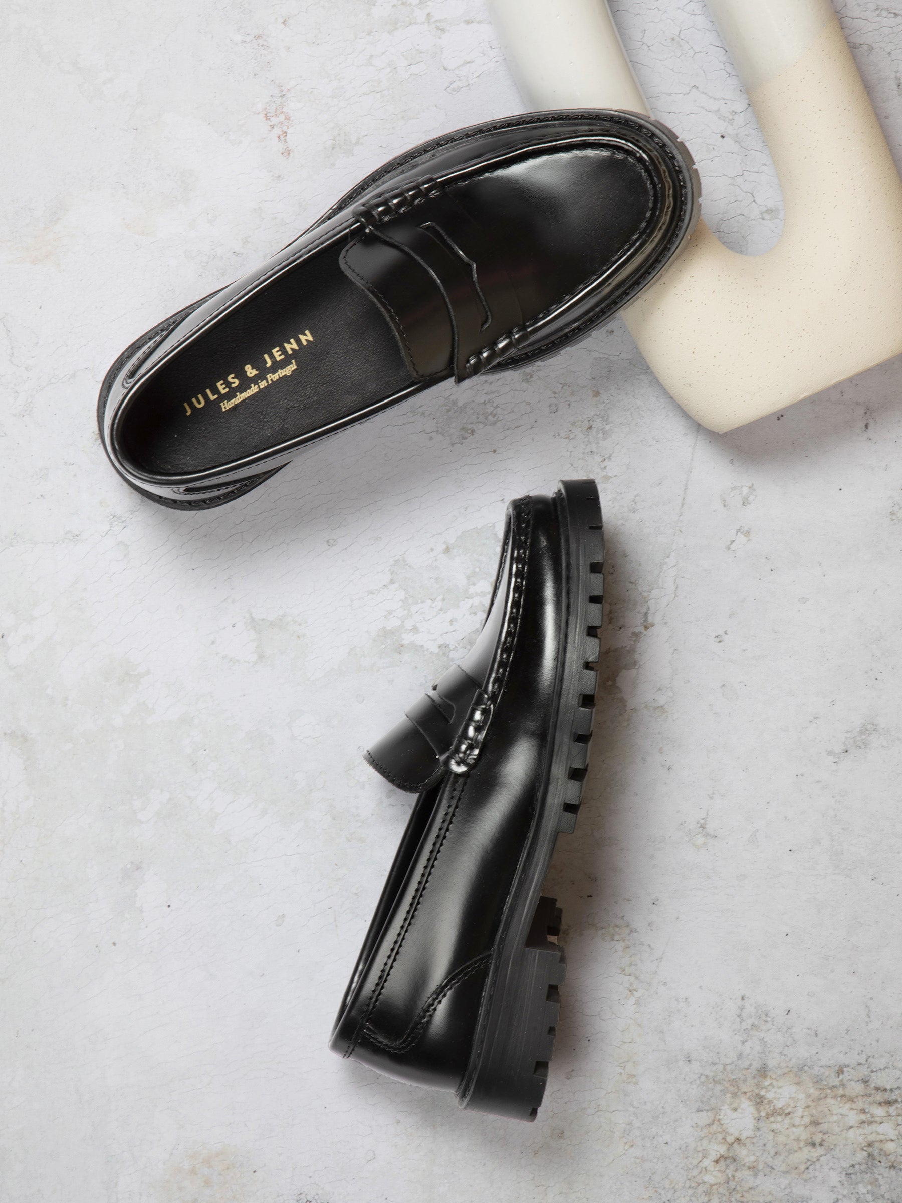 vue posée mocassins cuir vernis noir jules & jenn