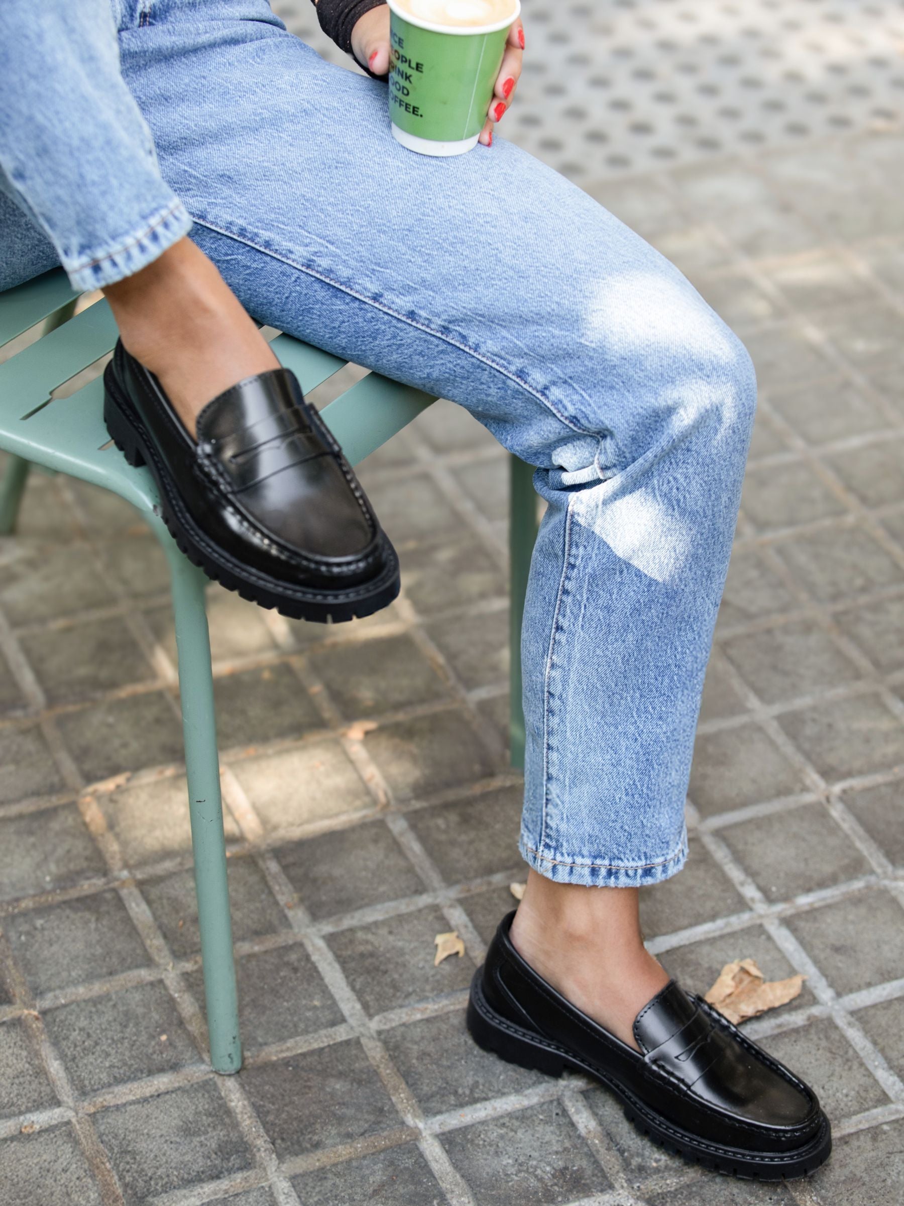 vue portée mocassins cuir vernis noir jules & jenn