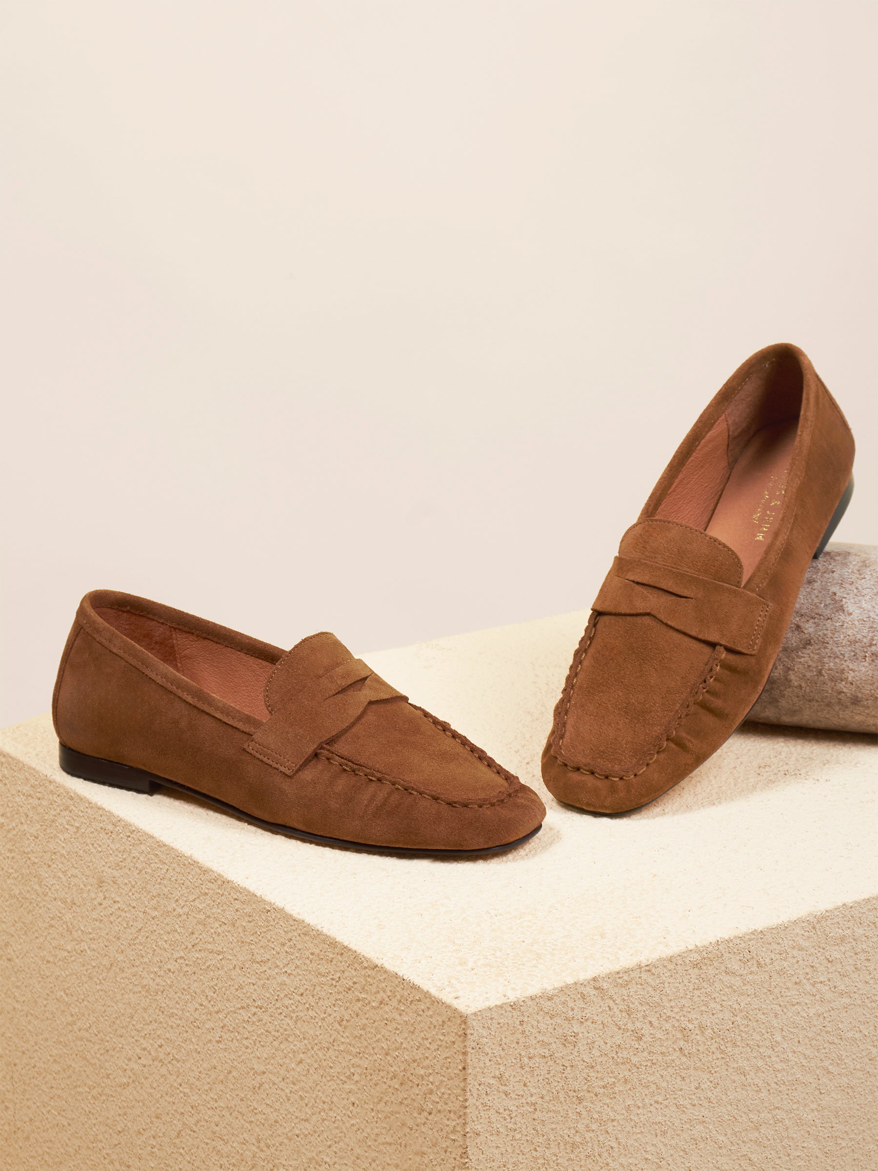photo vue posée mocassins plissés thais cuir daim cognac jules jenn