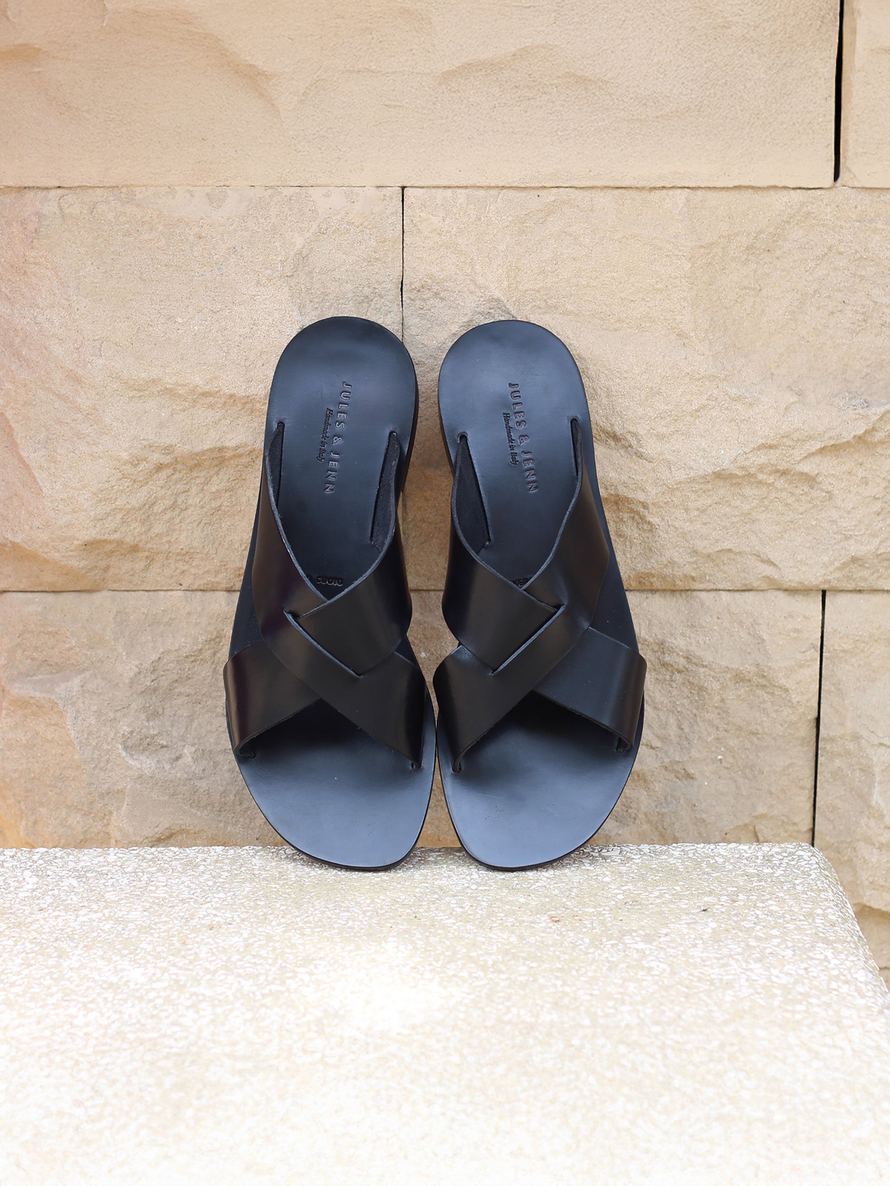 vue posée mules plates cuir noir jules & jenn