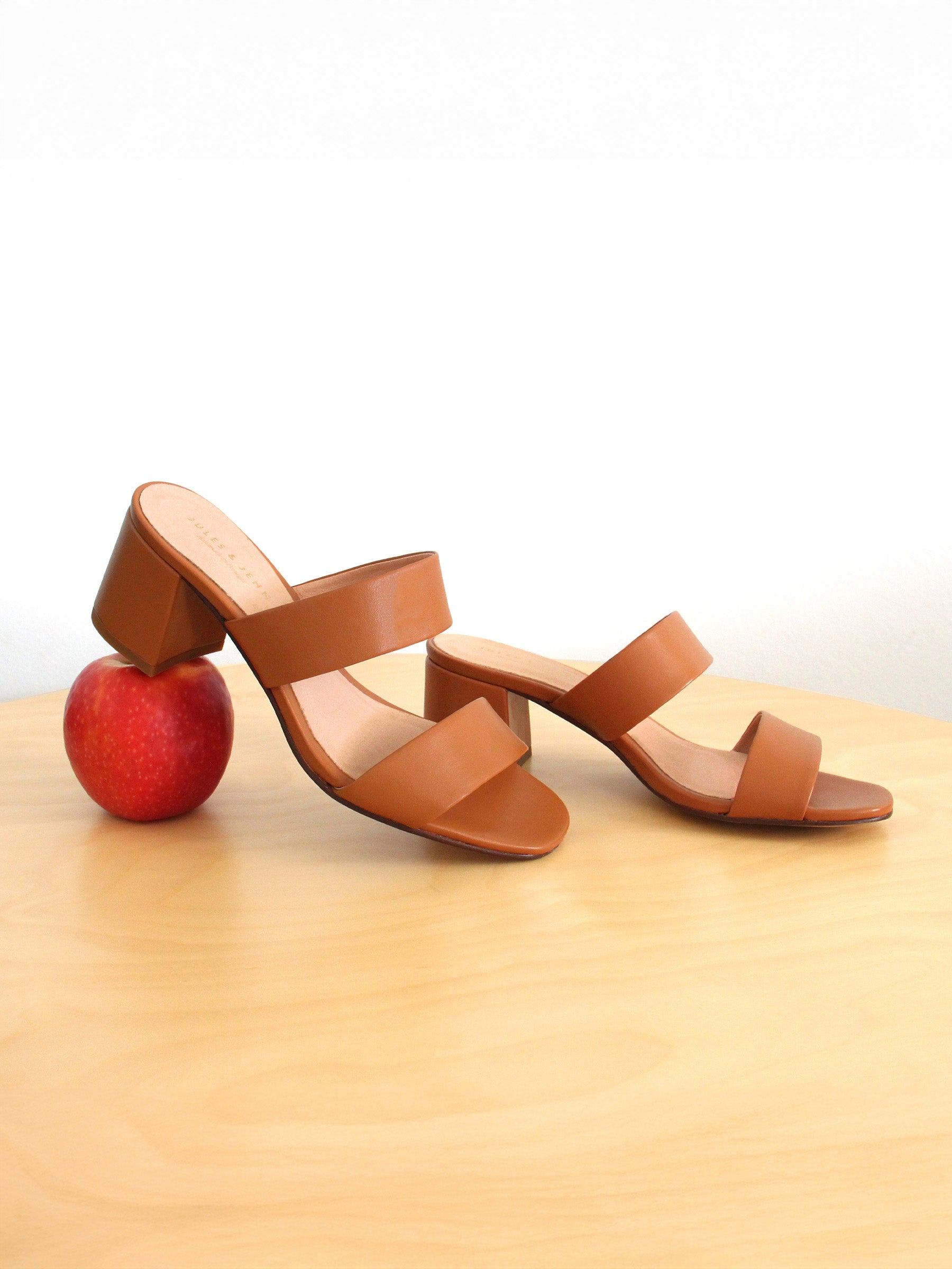 vue posée mules talon bandeau fibre de pomme camel jules & jenn