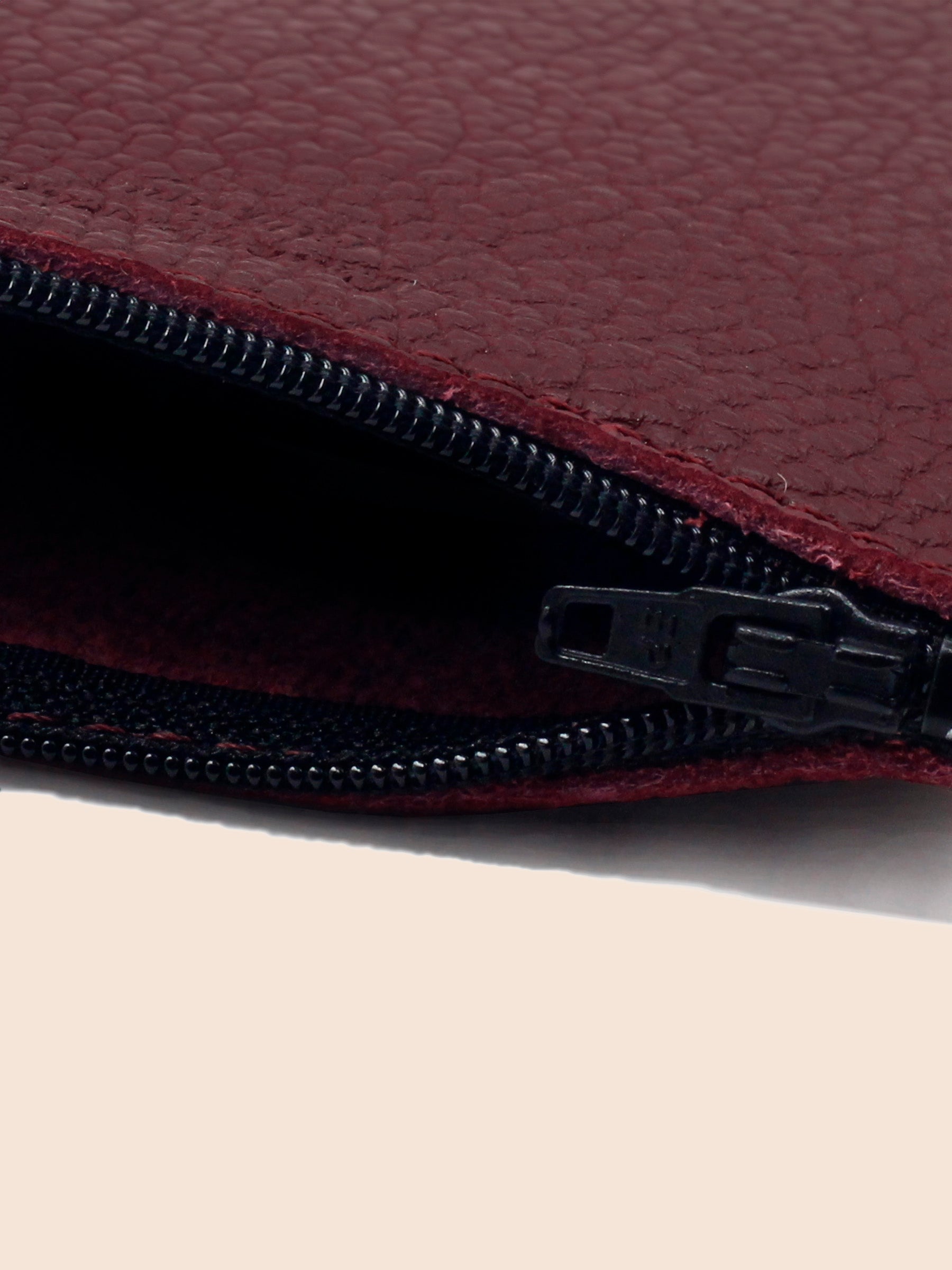 photo vue détail pochette cuir graine bordeaux petit modele jules & jenn