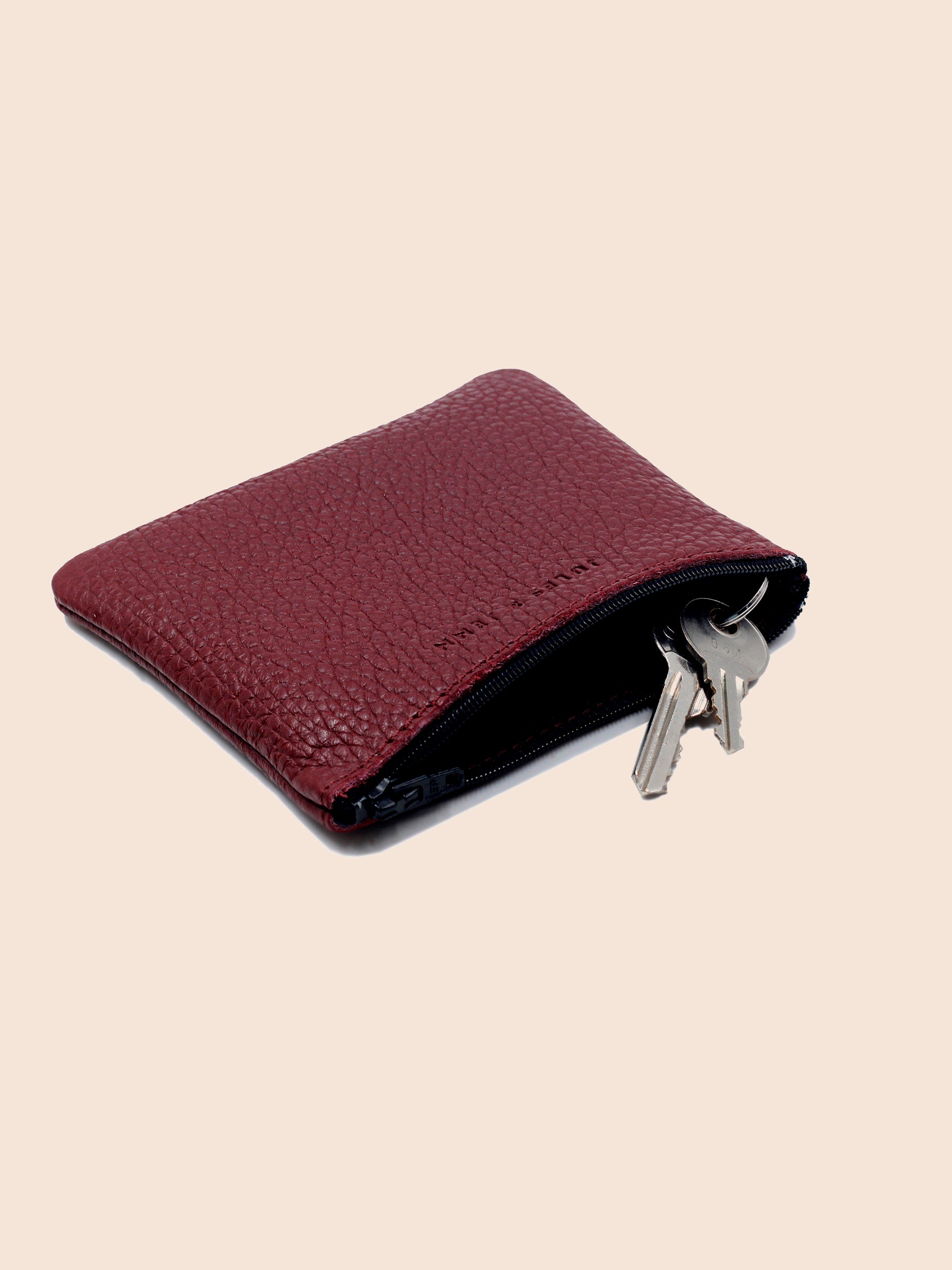 photo vue posée pochette cuir graine bordeaux petit modele jules & jenn