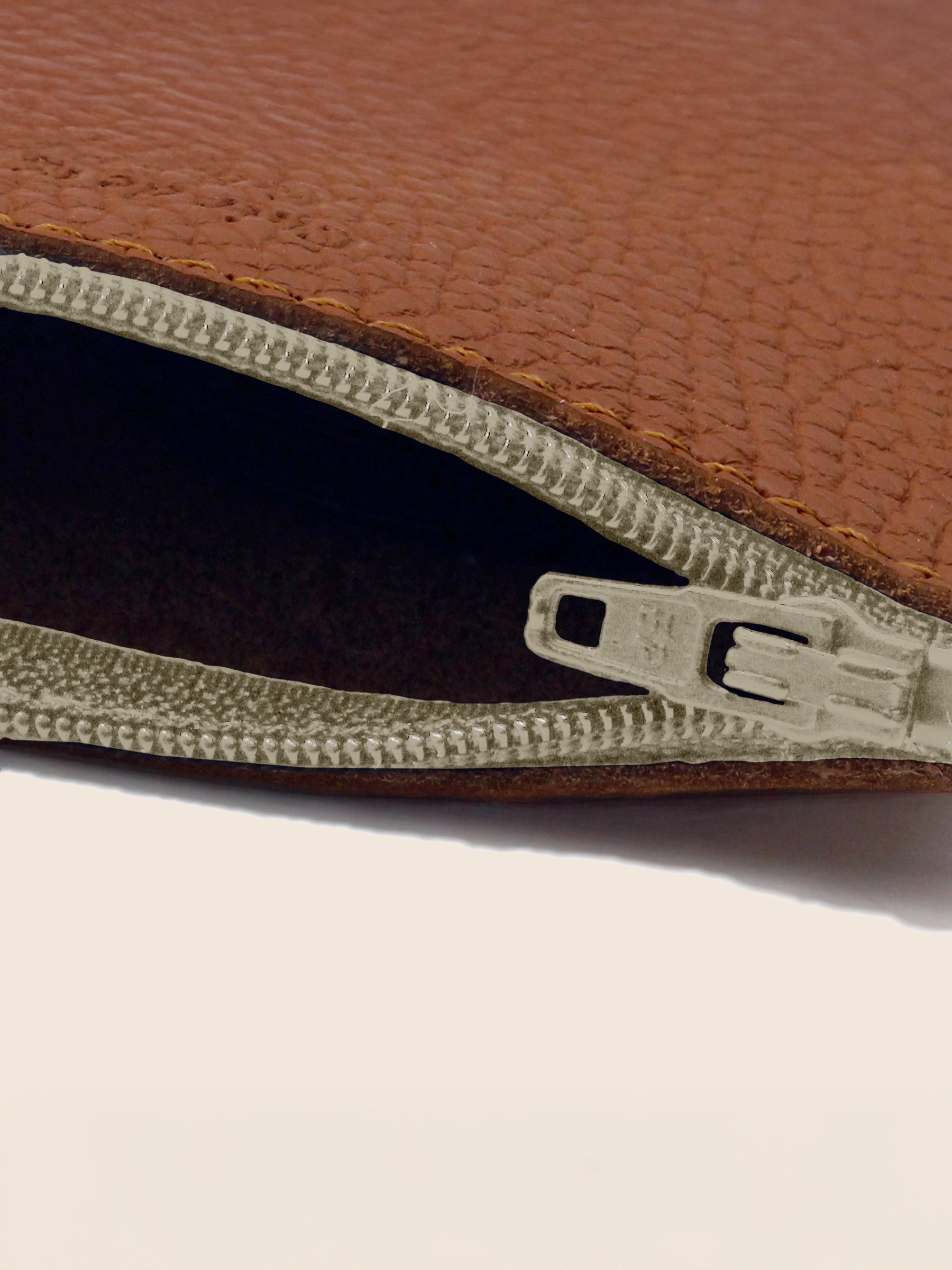 Pochette cuir grainé upcyclé bordeaux