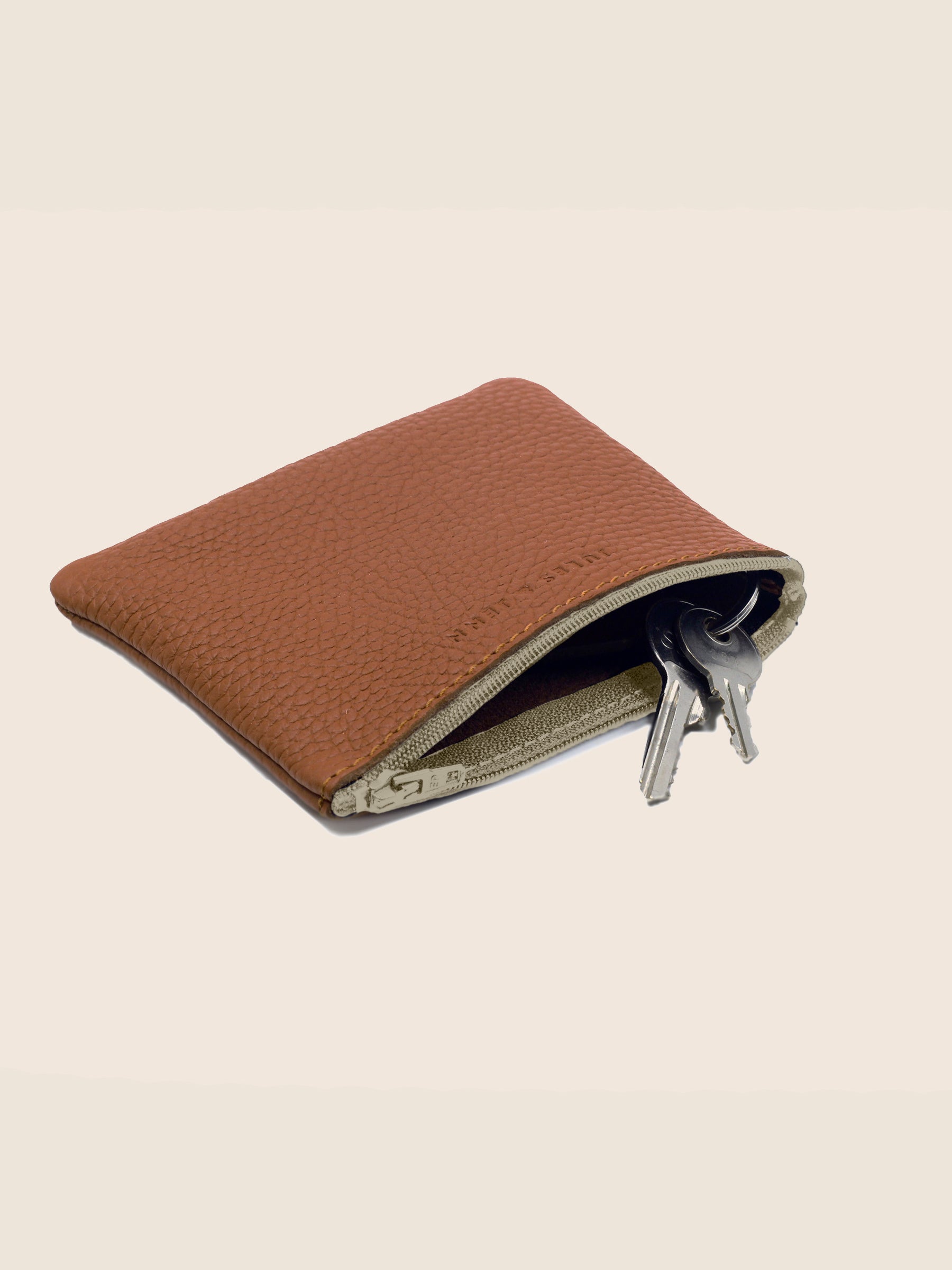 vue dessus pochette cuir graine upcycle brique petit modele jules jenn