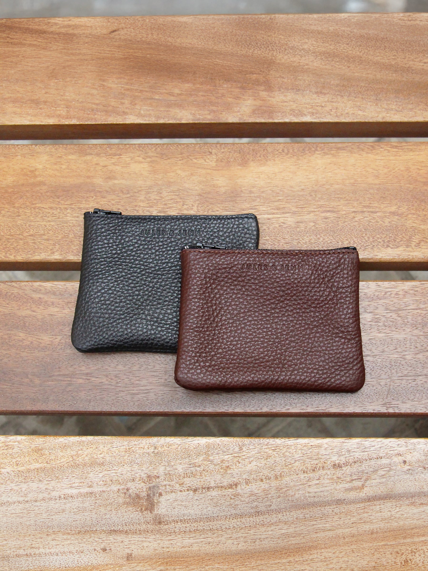 vue posée pochette cuir graine upcycle marron petit modele jules & jenn