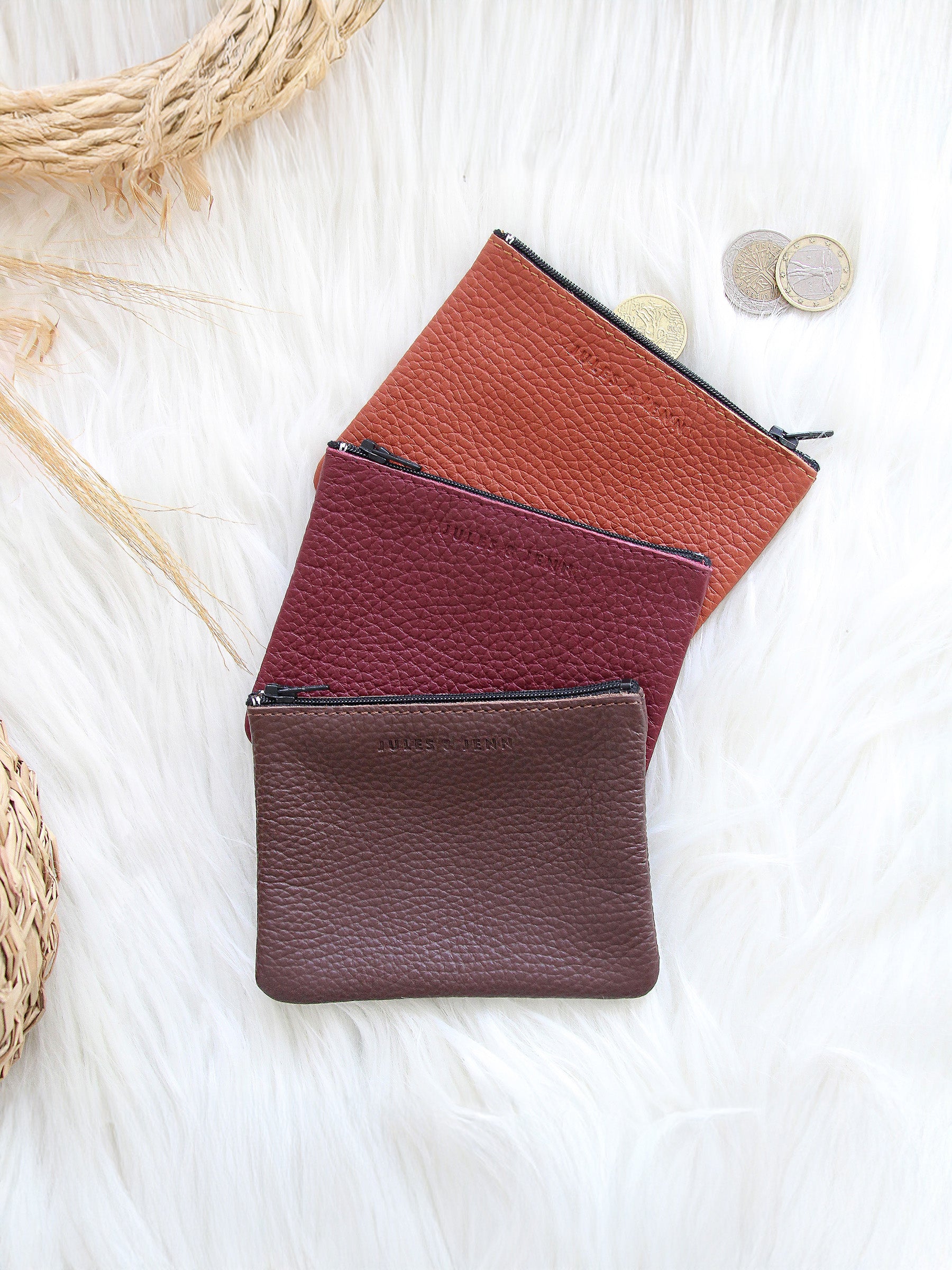 vue posée pochette cuir graine upcycle marron petit modele jules & jenn