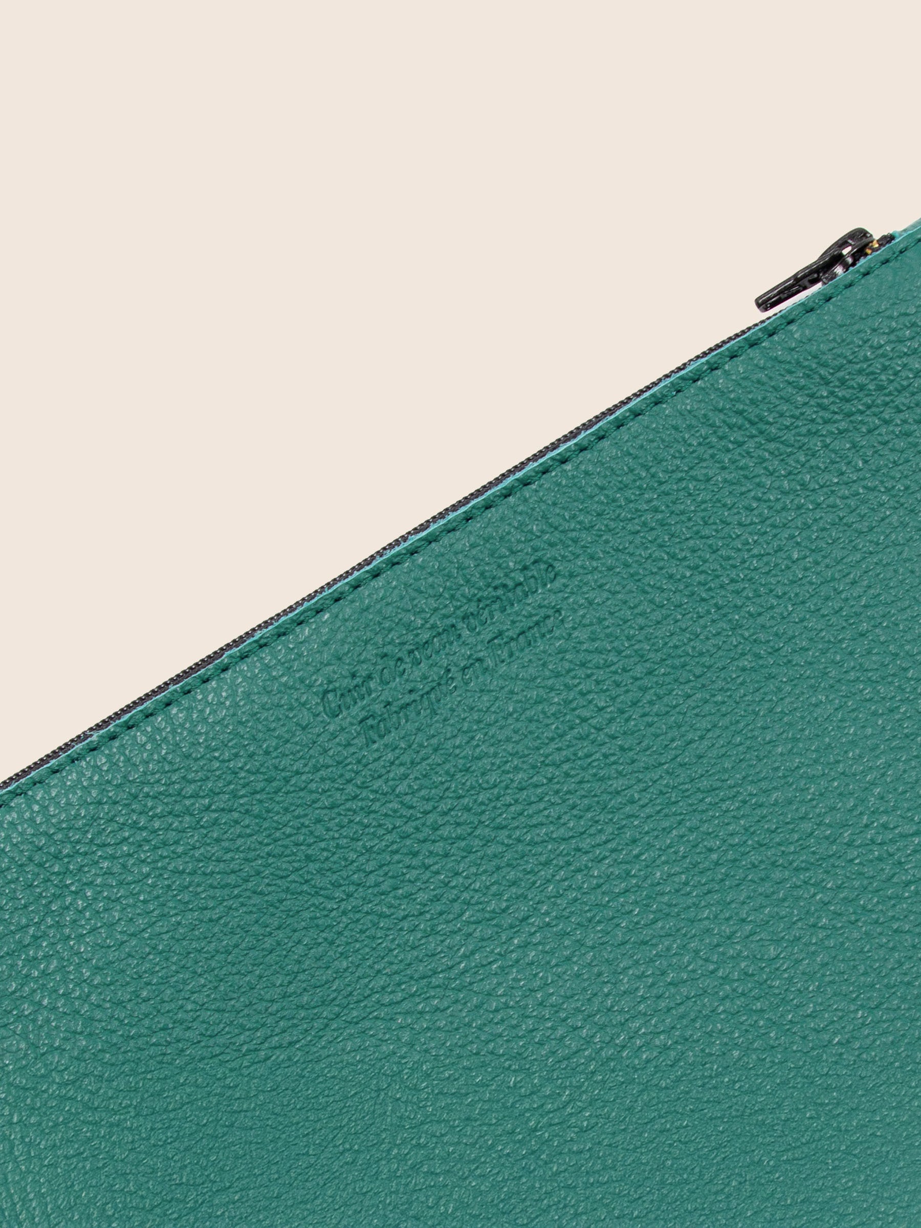 vue detail pochette cuir graine upcycle vert moyen modele jules & jenn