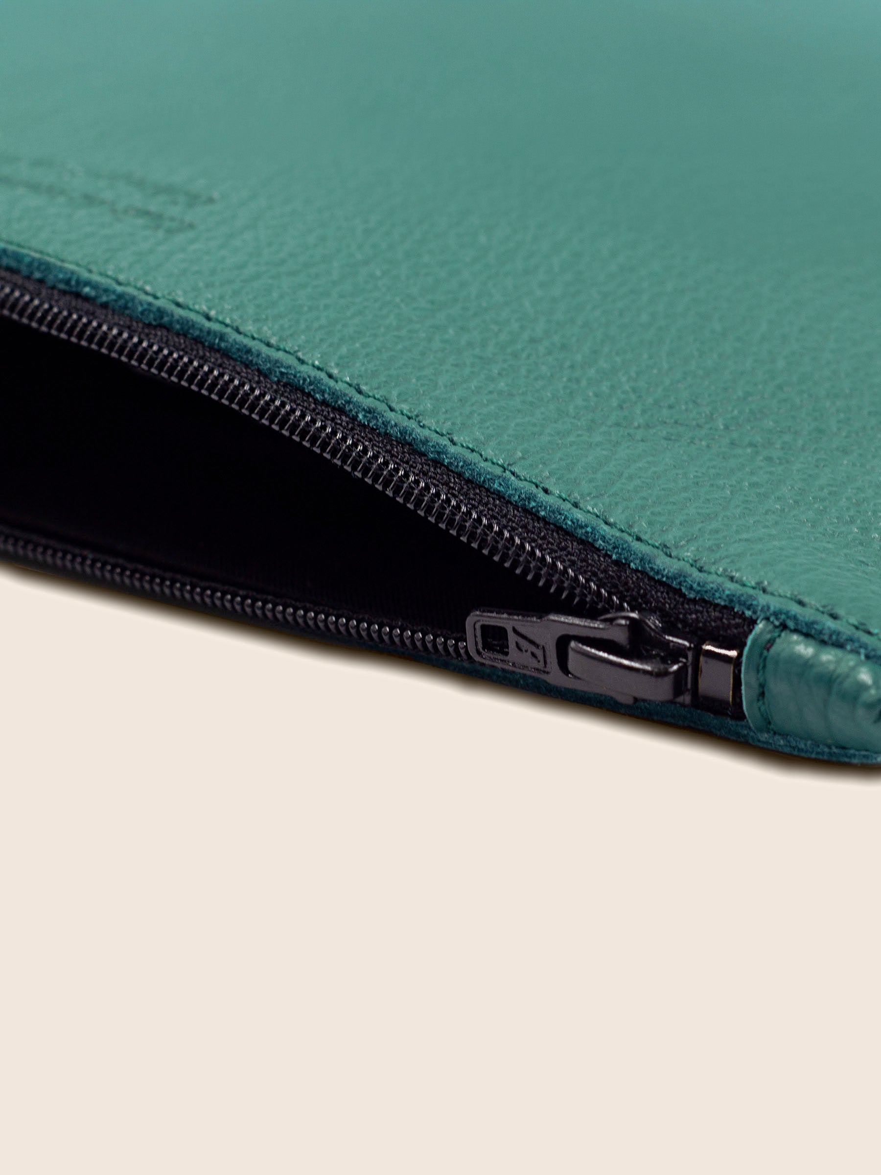 vue interne pochette cuir graine upcycle vert moyen modele jules & jenn