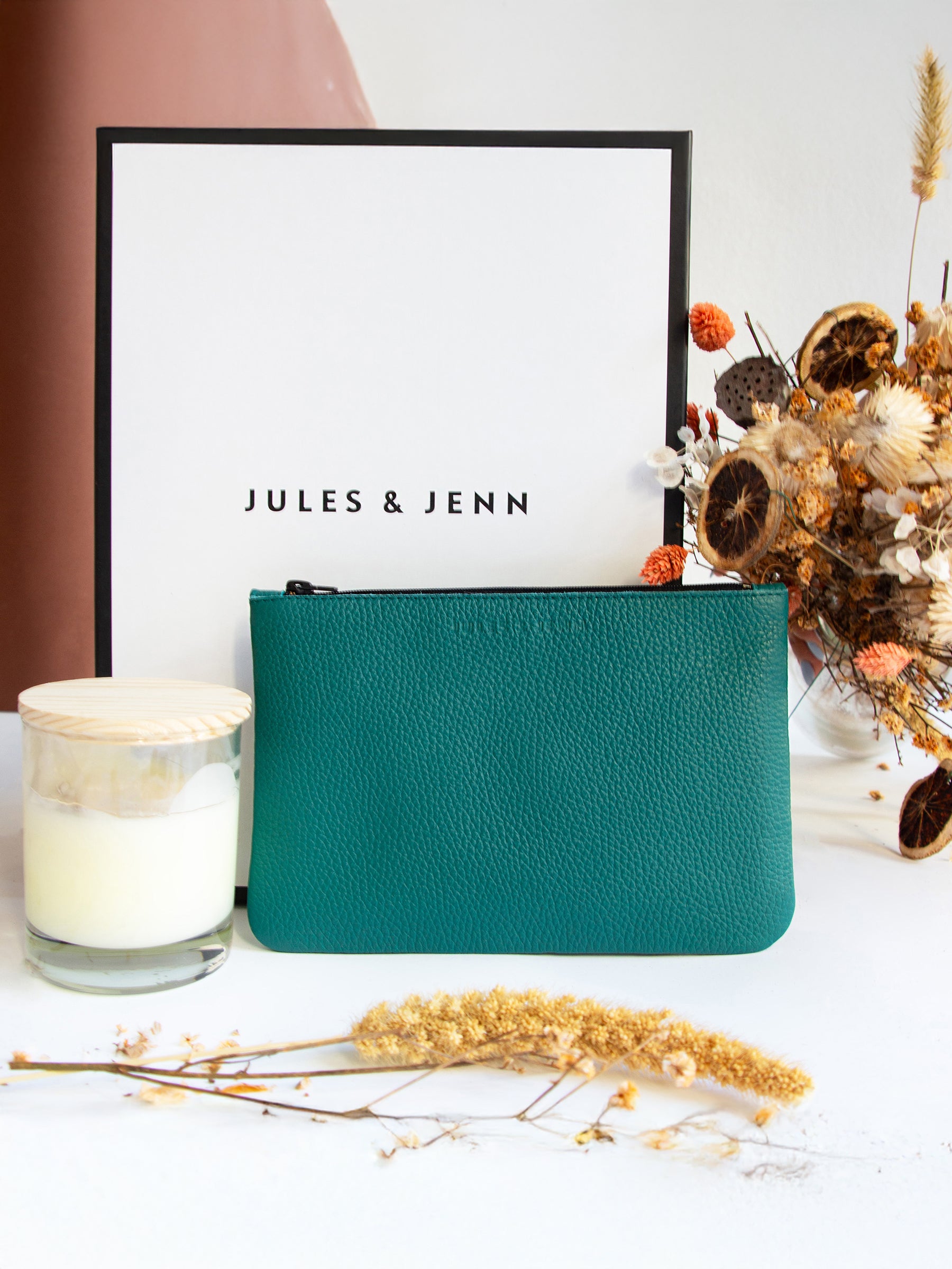 vue posée pochette cuir graine upcycle vert moyen modèle