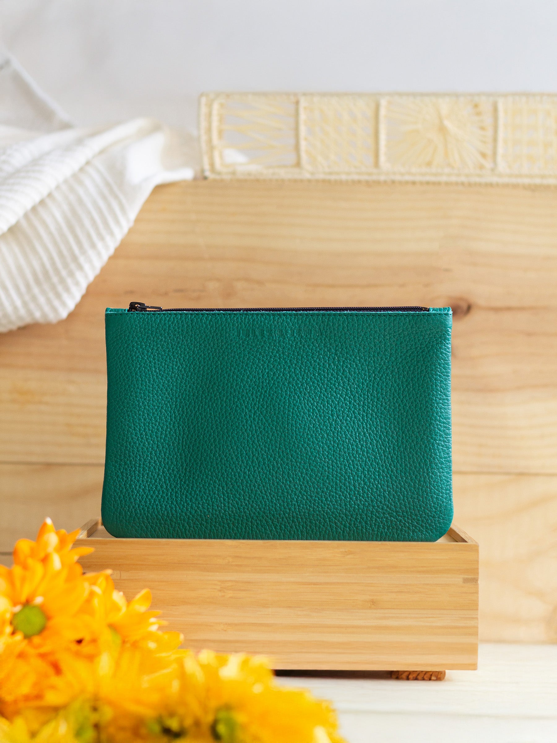 vue posée pochette cuir graine upcycle vert moyen modele jules & jenn