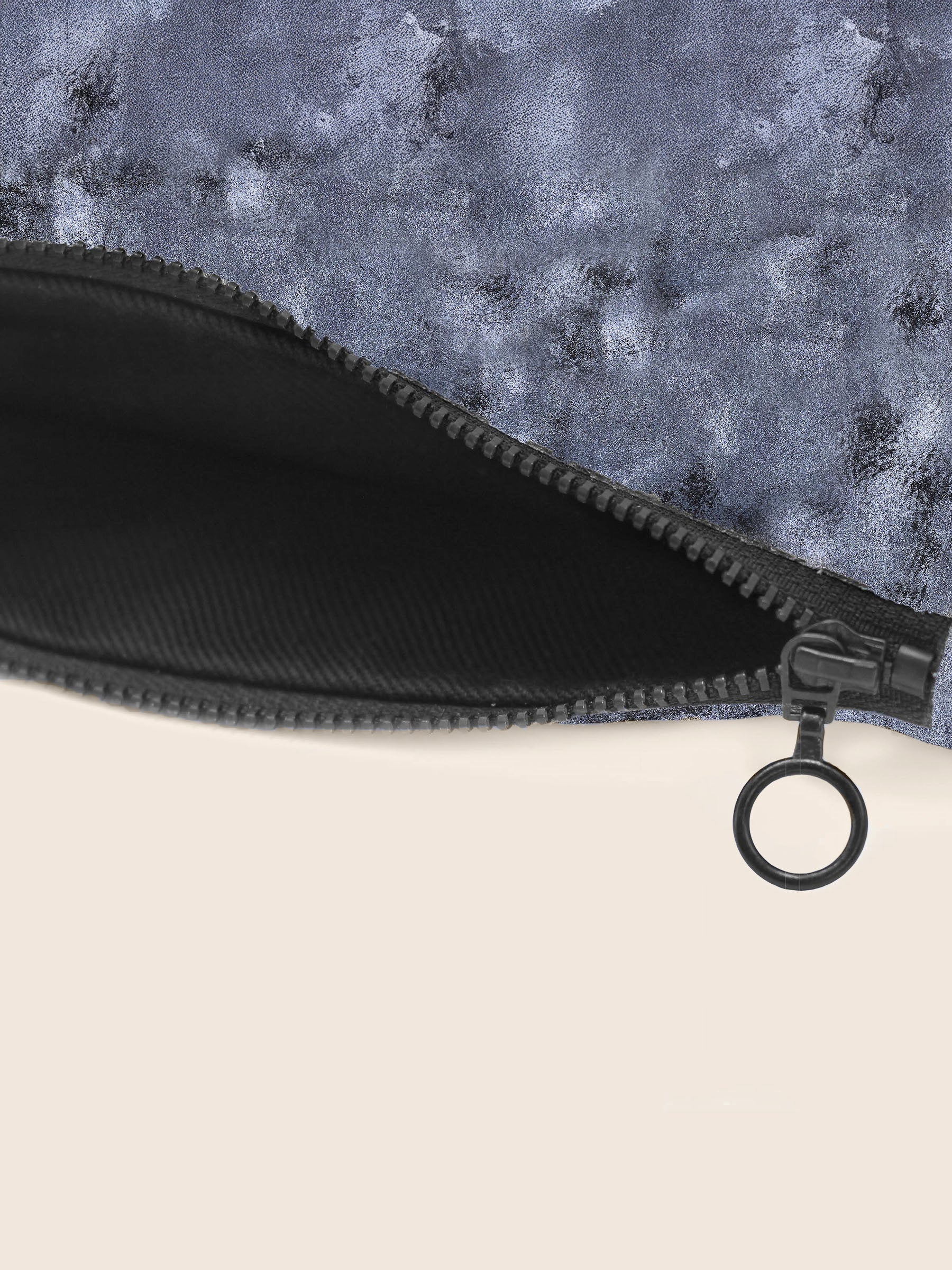 Pochette cuir upcyclé noir irisé