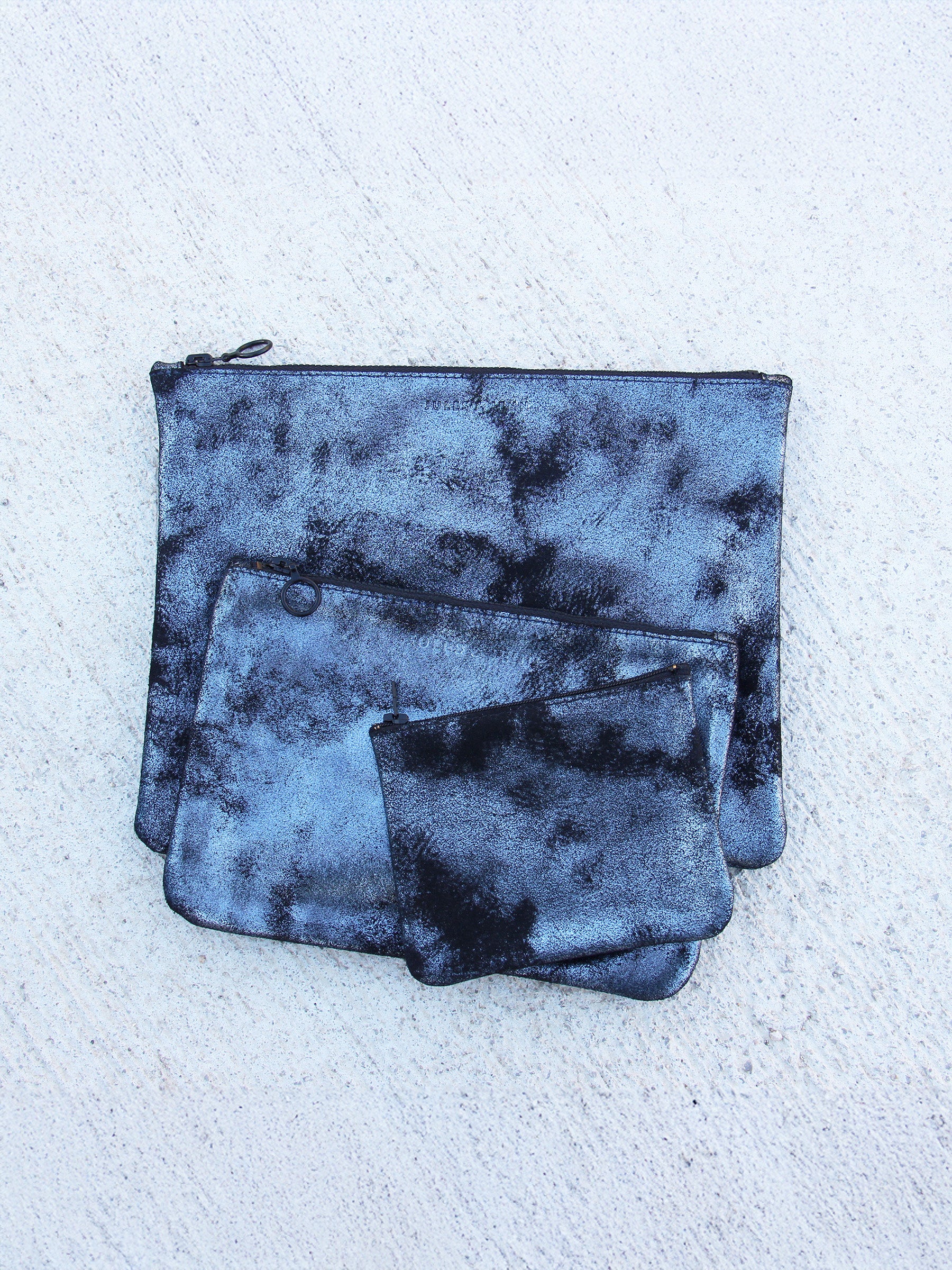 vue posée pochette cuir upcycle argente metallise moyen modele jules & jenn
