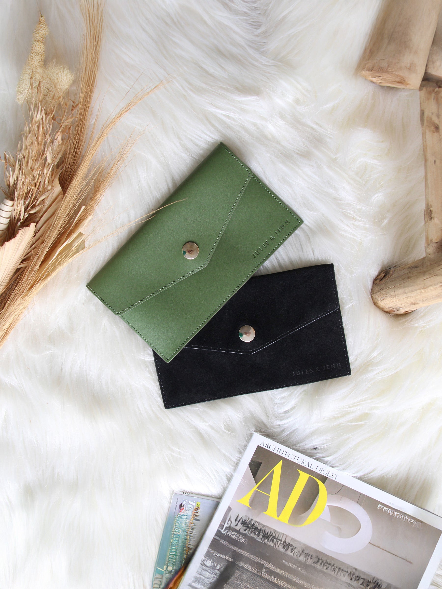 vue posée pochette enveloppe cuir daim upcycle noir jules & jenn
