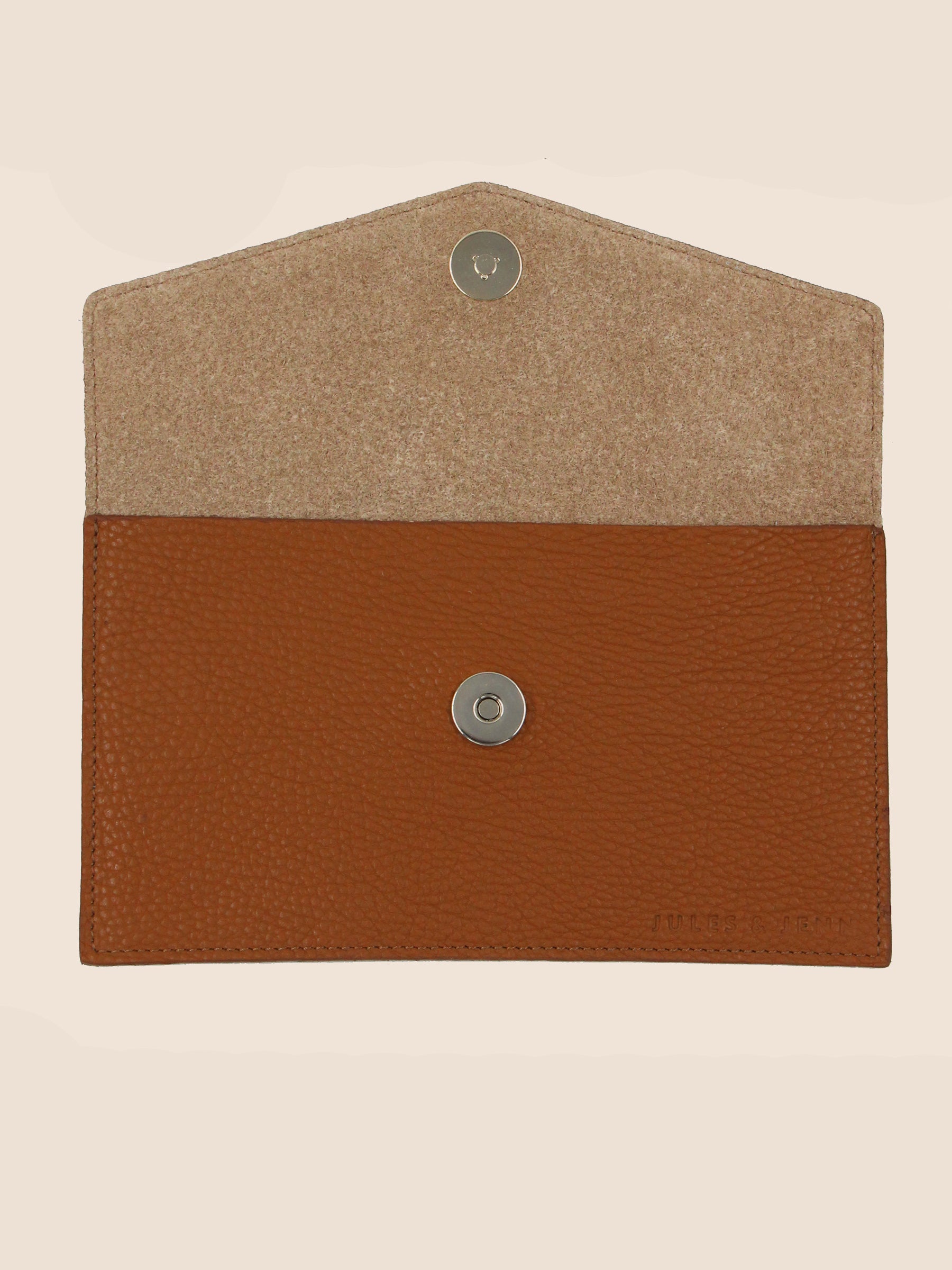 vue dessus pochette enveloppe cuir grainé upcycle camel jules & jenn