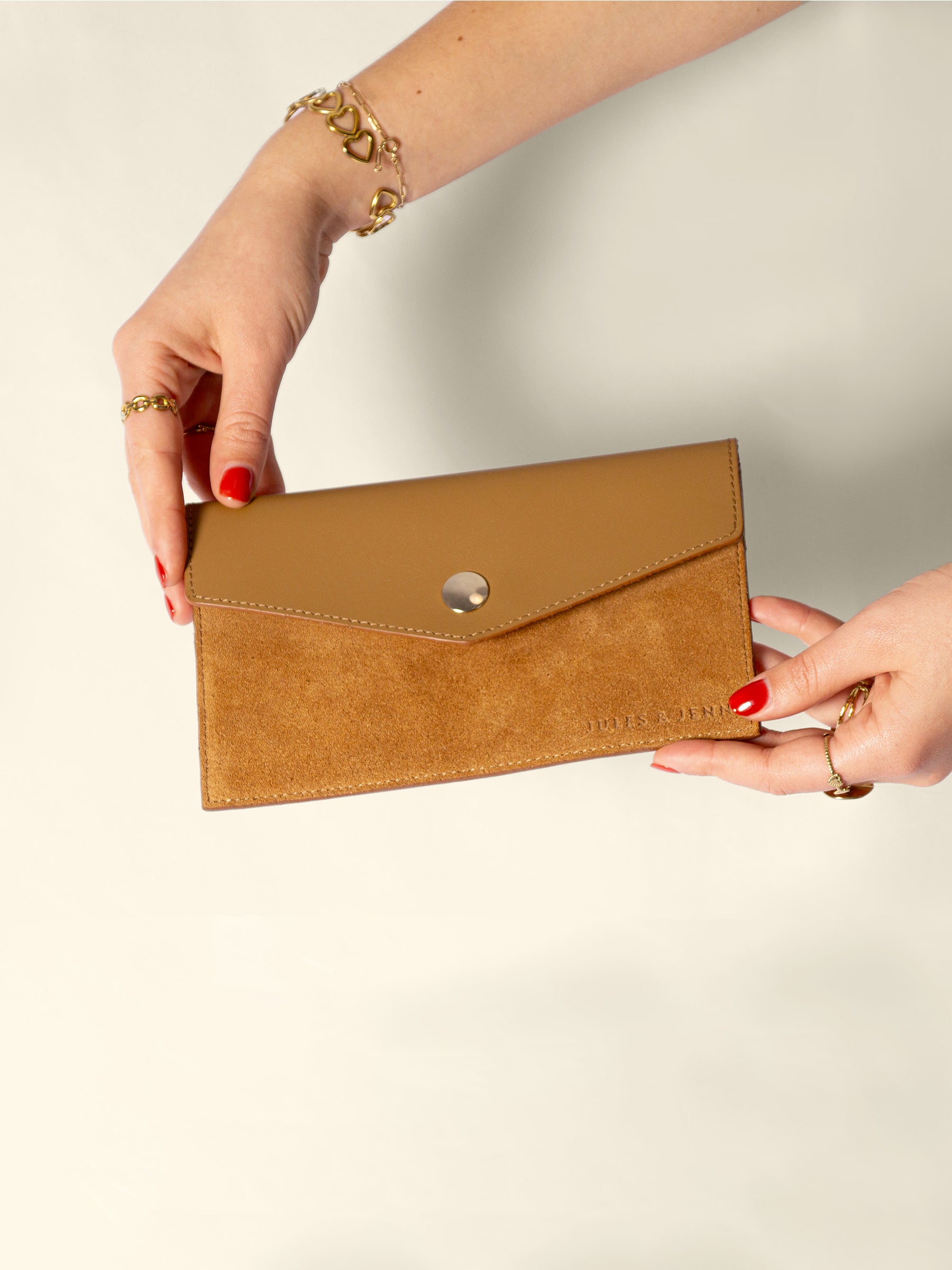 vue posée pochette enveloppe cuir upcycle cognac jules jenn