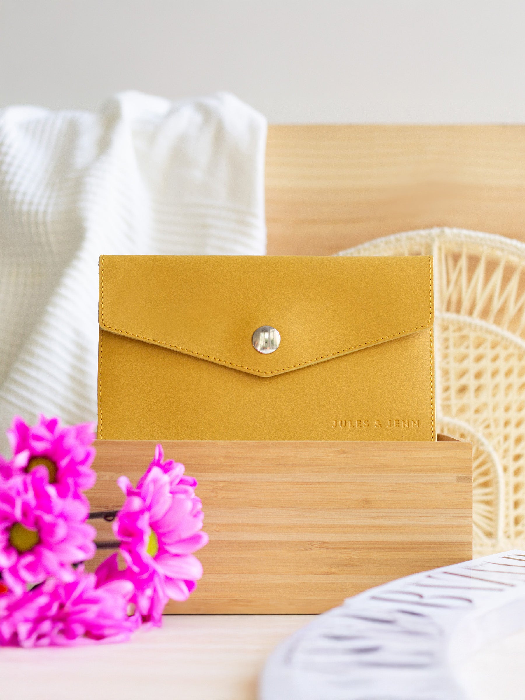 vue posée pochette enveloppe cuir upcycle moutarde jules & jenn