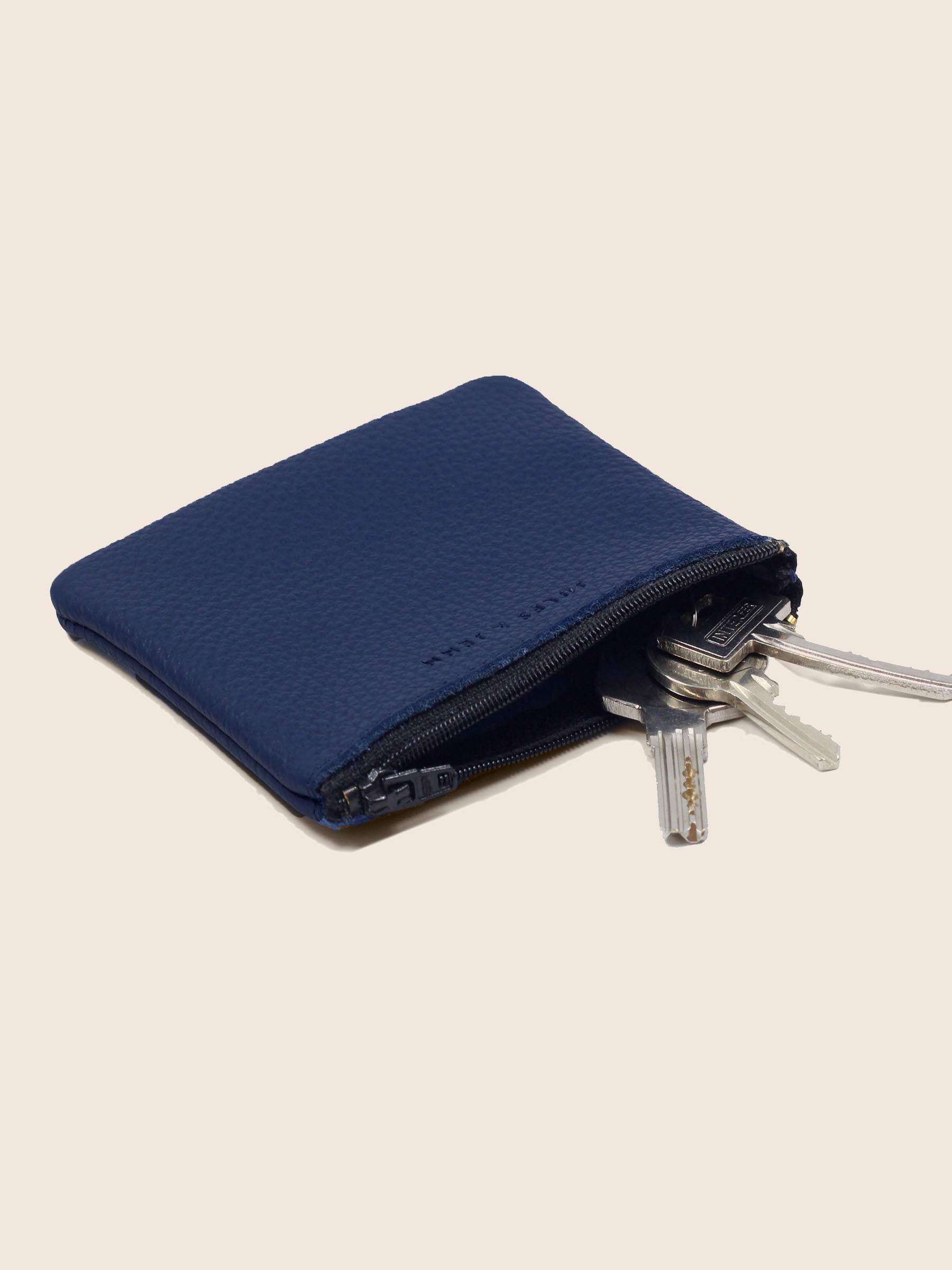 vue de dessus pochette cuir grainé upcyclé bleu royal petit modèle jules & jenn