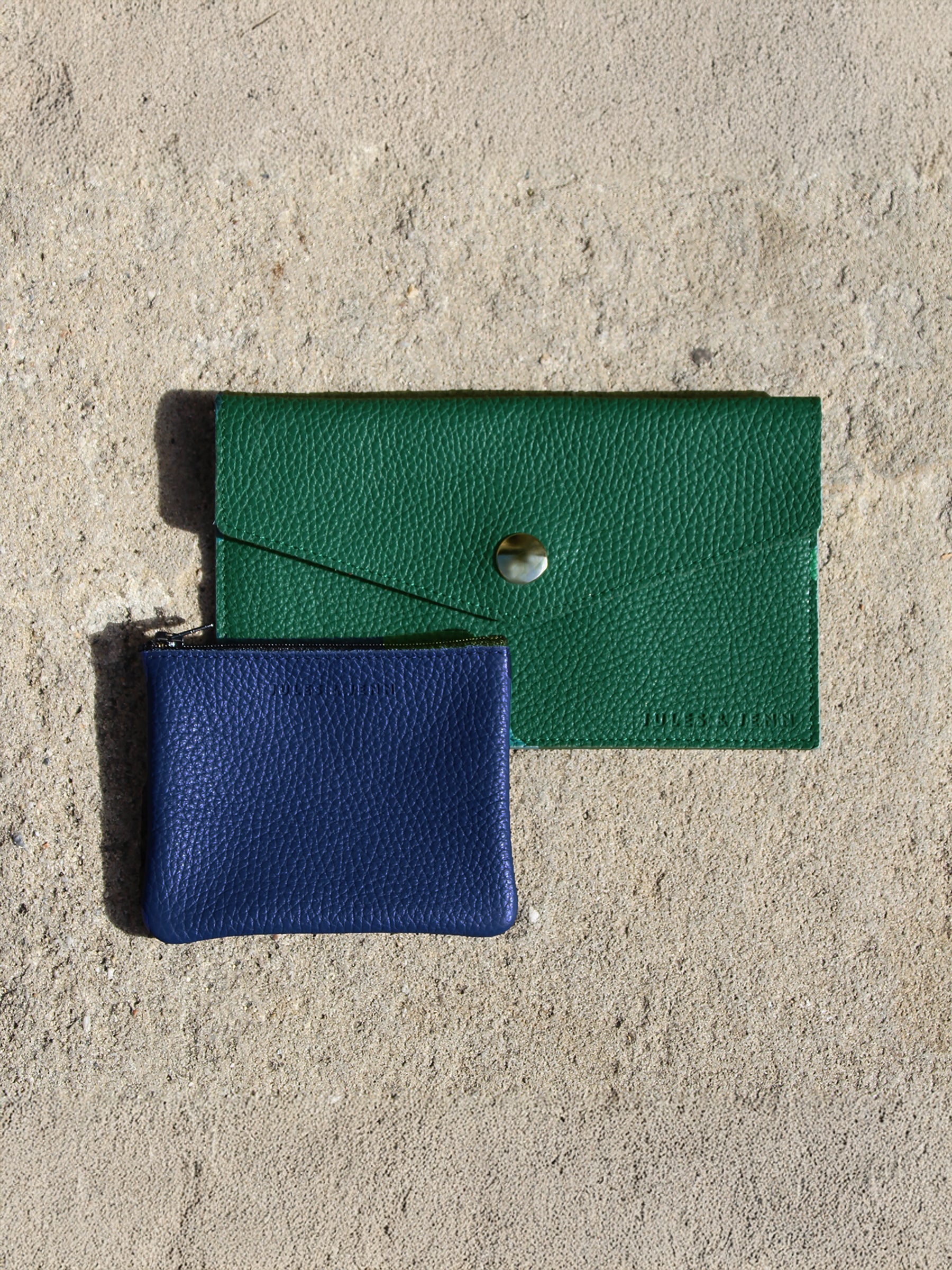 vue multiproduits pochette cuir grainé upcyclé bleu royal et vert jules & jenn