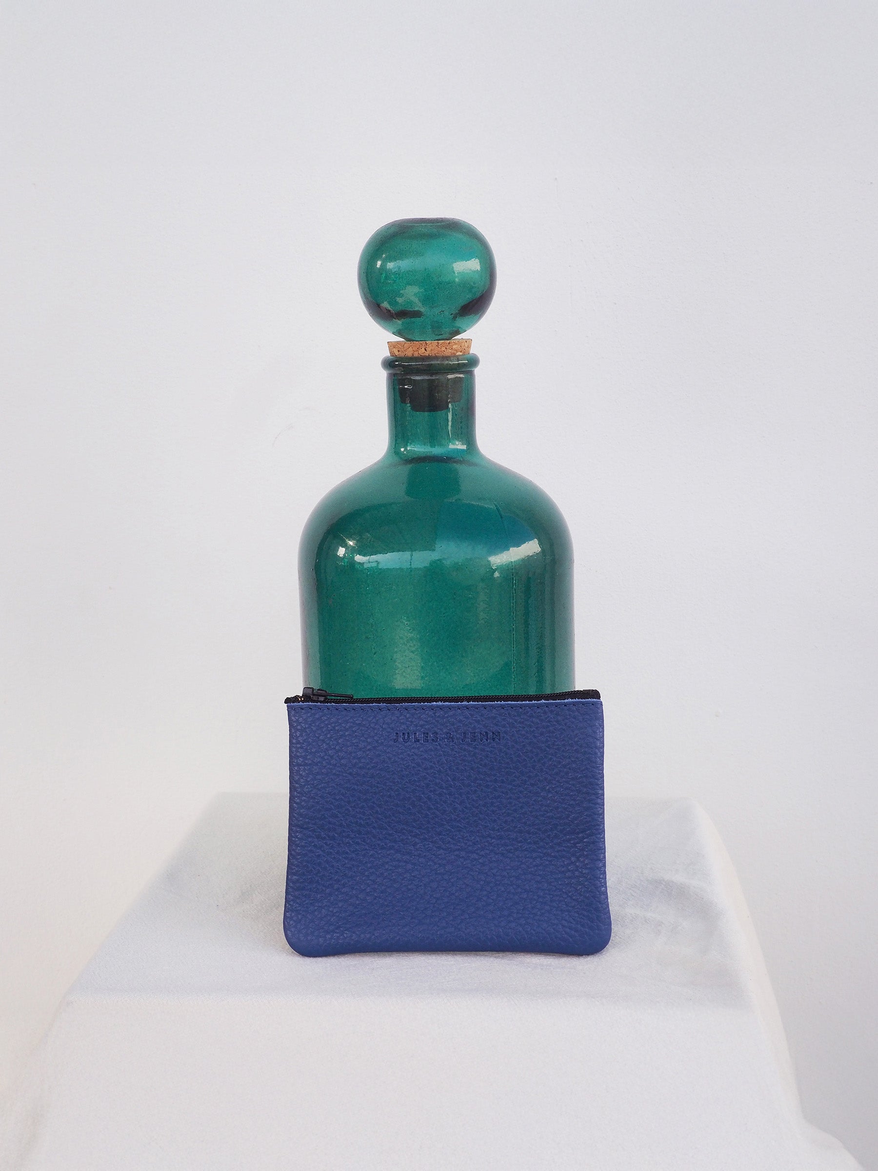 vue posée pochette cuir graine upcycle bleu petit modele jules & jenn
