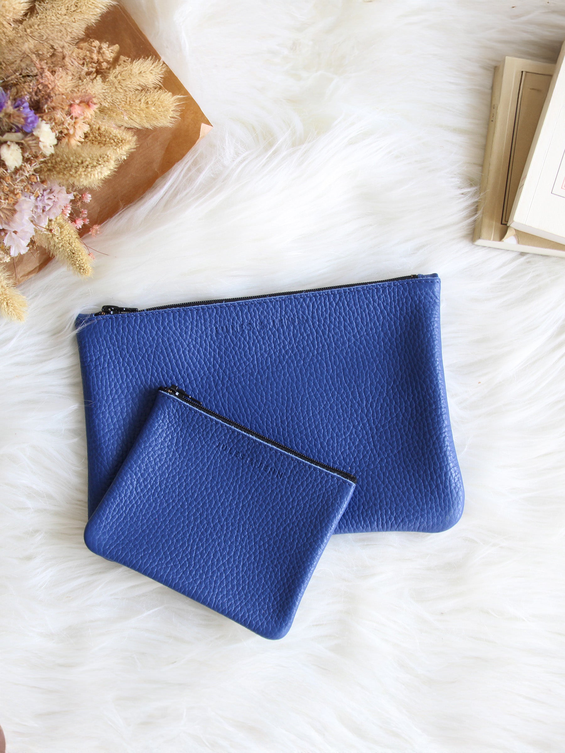 vue posée pochette cuir graine upcycle bleu petit modele jules & jenn