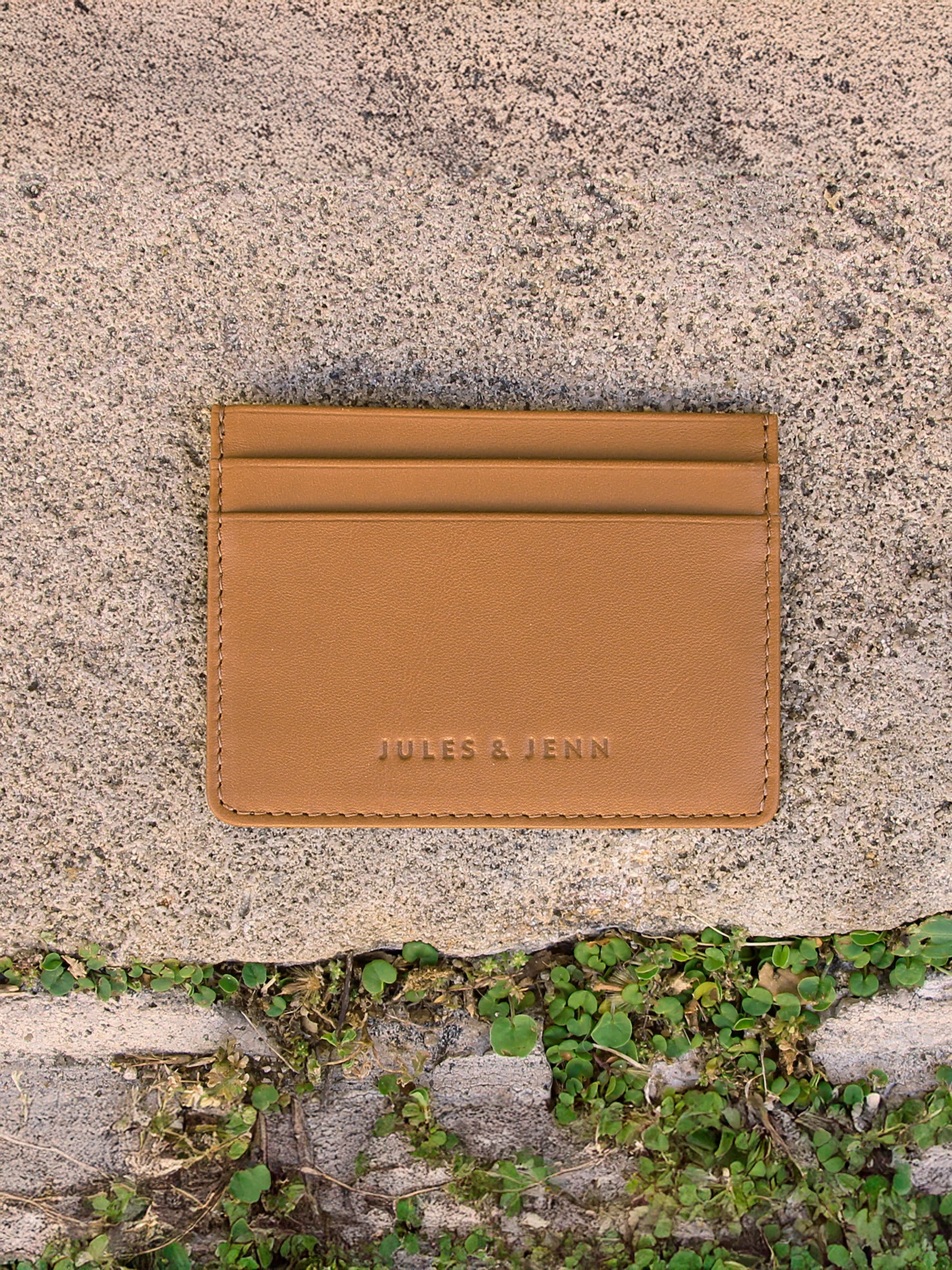vue posée Porte-carte cuir upcyclé camel jules & jenn