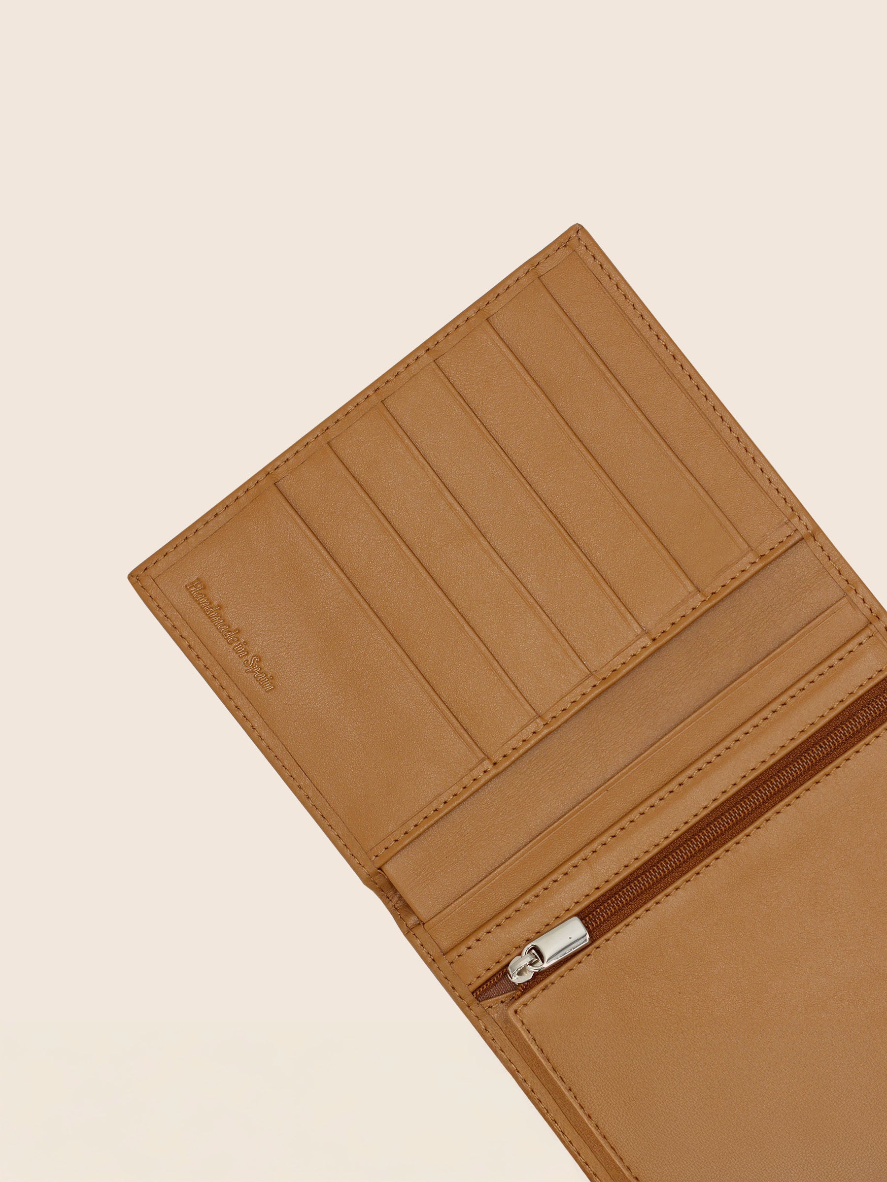 gros plan portefeuille classique camel fabrique en France