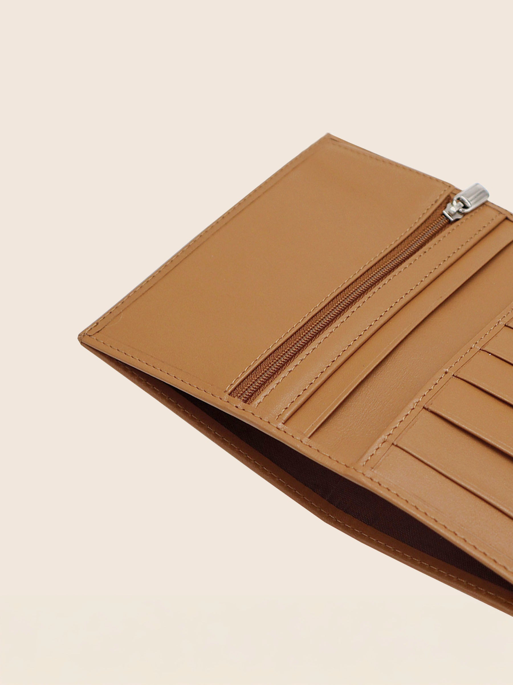 gros plan portefeuille classique cuir camel