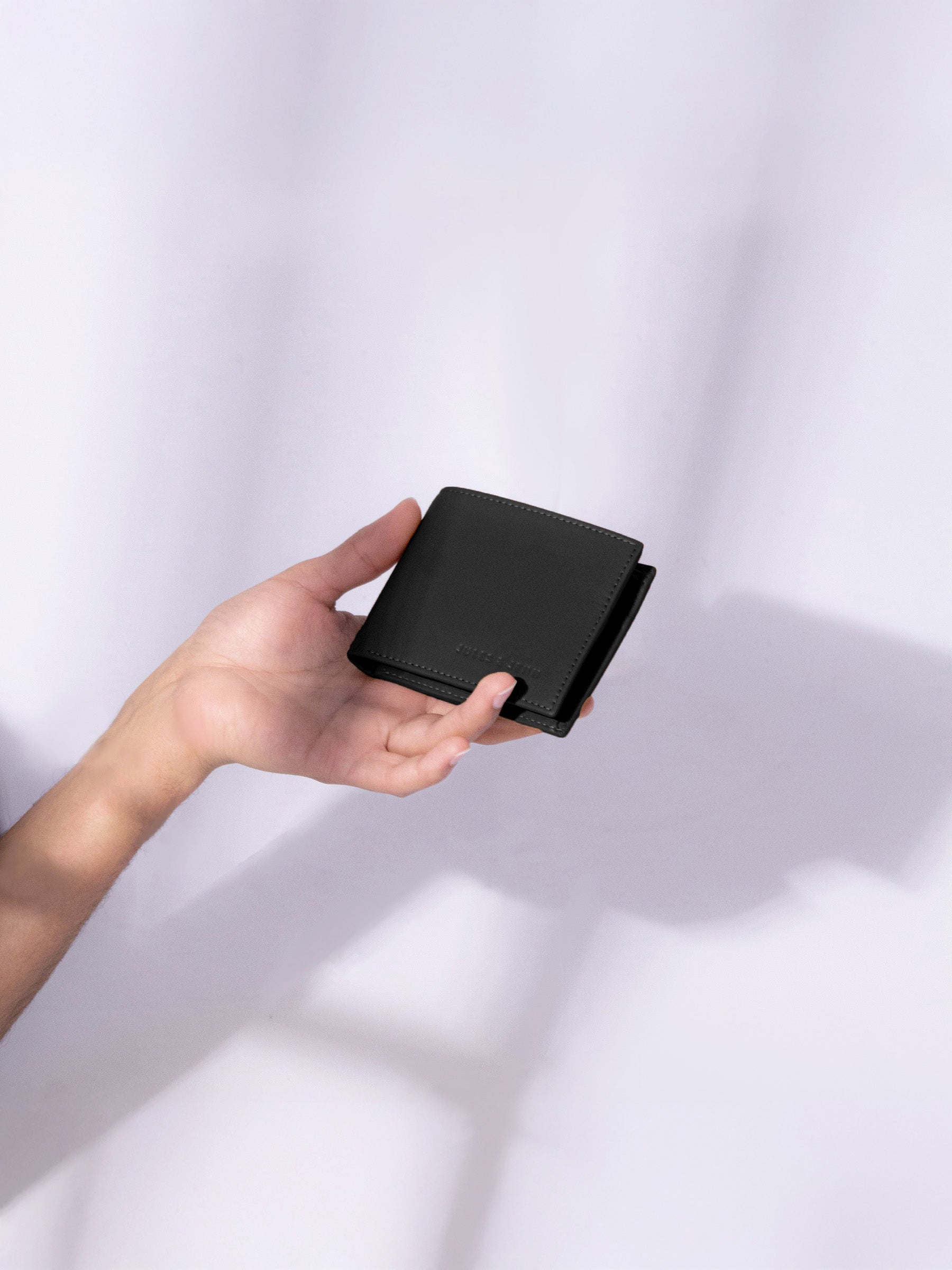 vue posée portefeuille essentiel cuir noir jules jenn