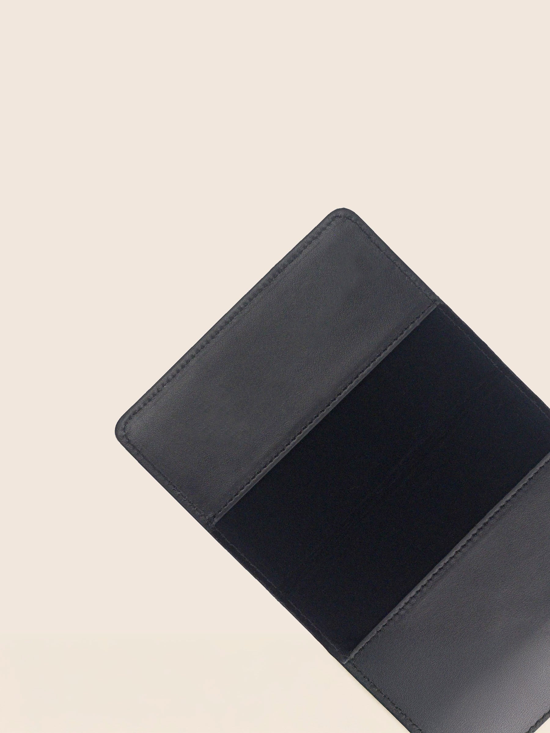 vue detail protege passeport cuir noir jules & jenn