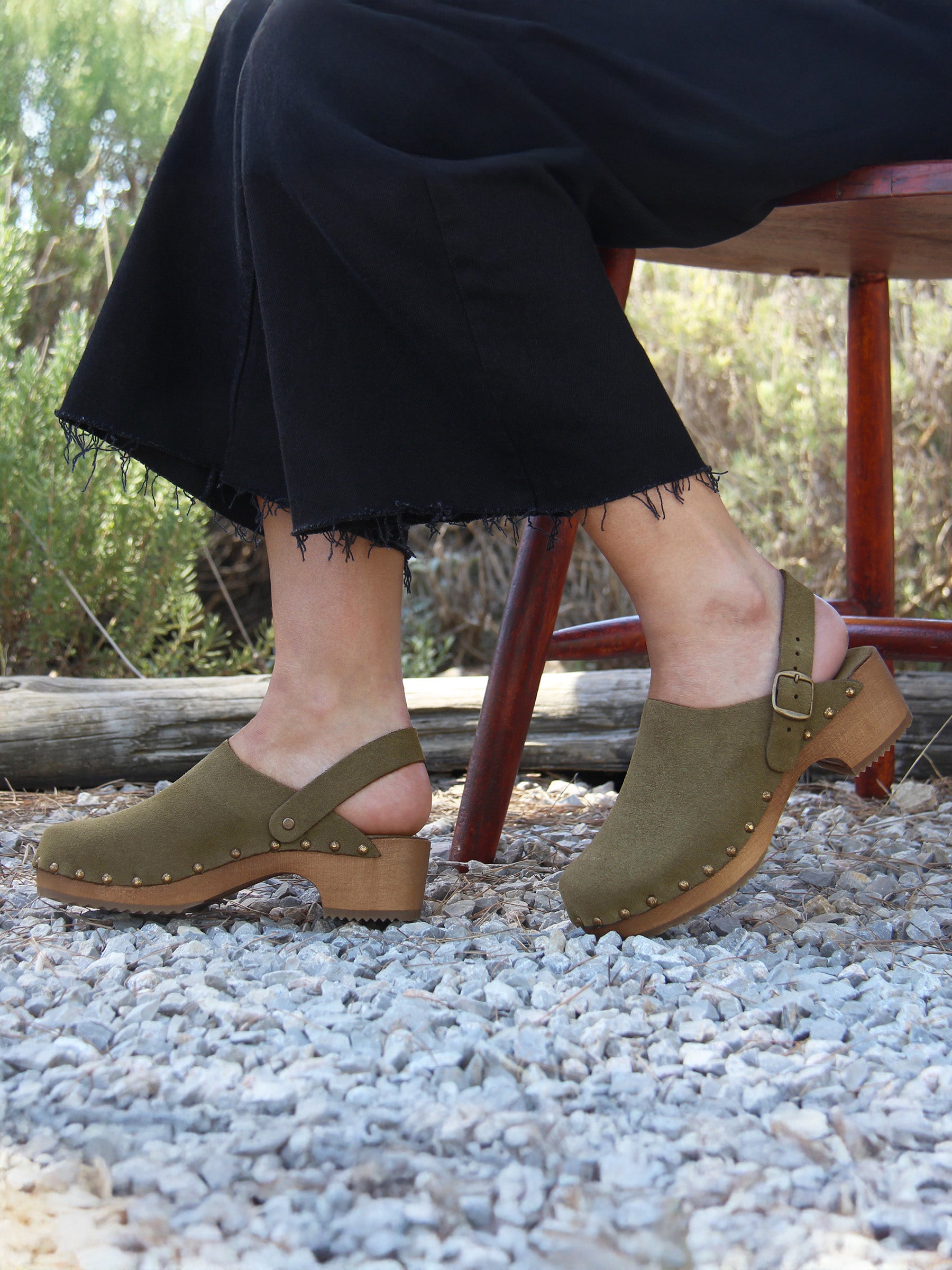 vue portée sabots bois brides cuir daim kaki jules & jenn