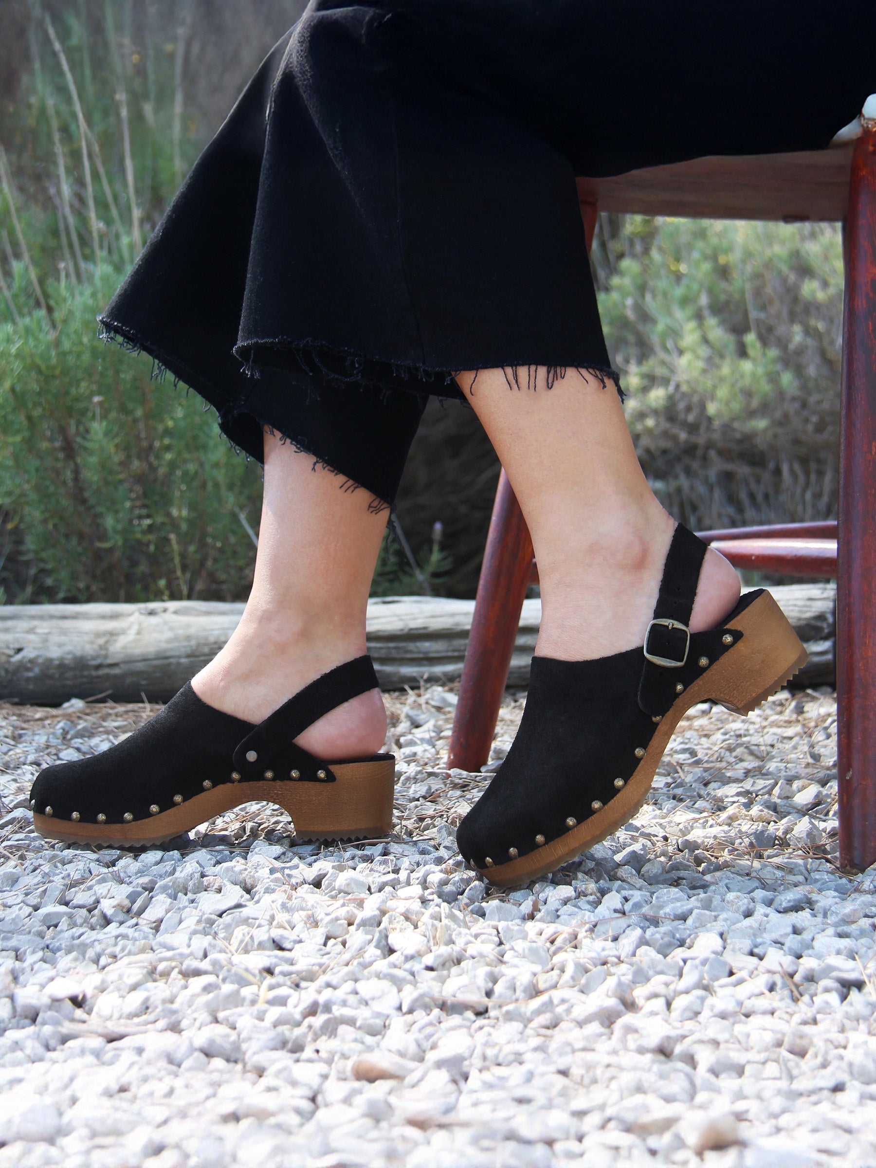 vue portée sabots bois brides cuir daim noir jules & jenn