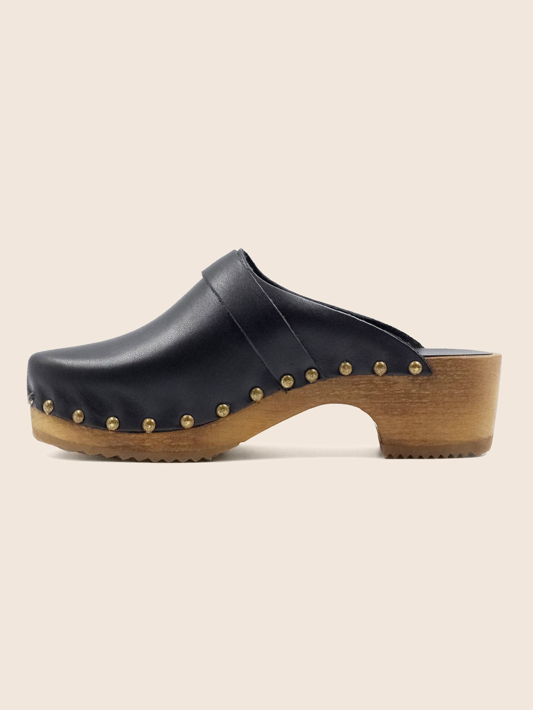 vue interieure sabots bois cuir noir jules jenn