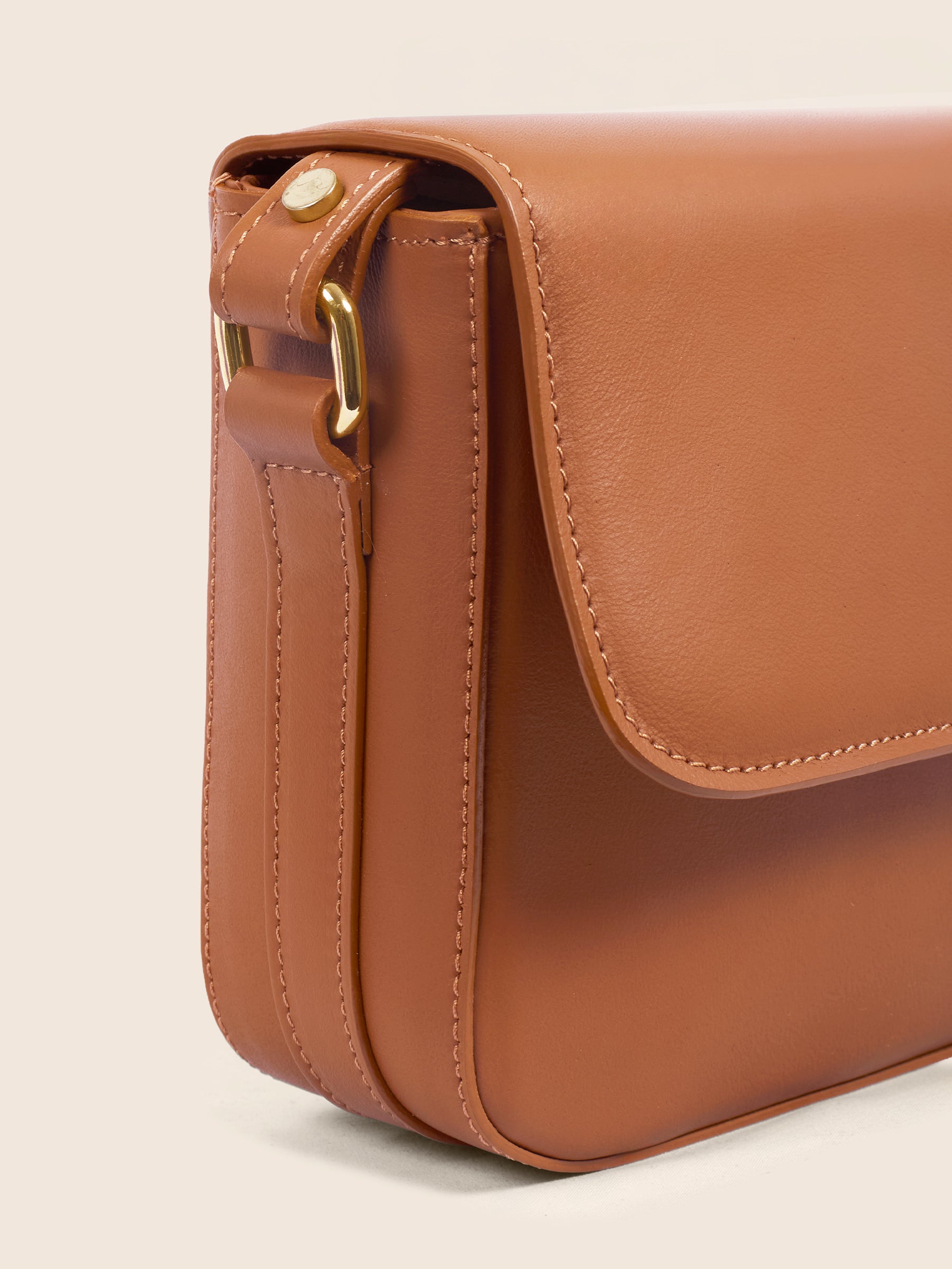 sac baguette cuir cognac vue detail jules jenn