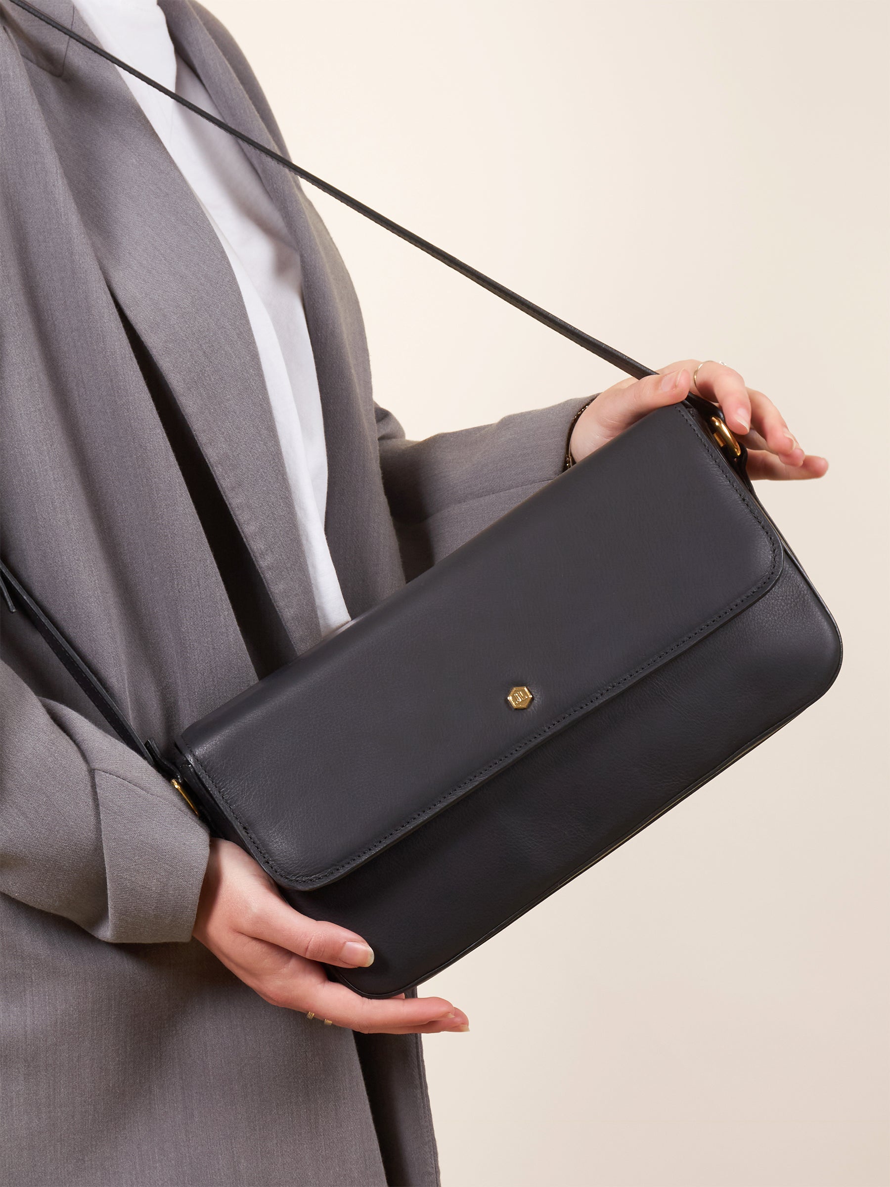 sac baguette cuir noir vue portee jules jenn