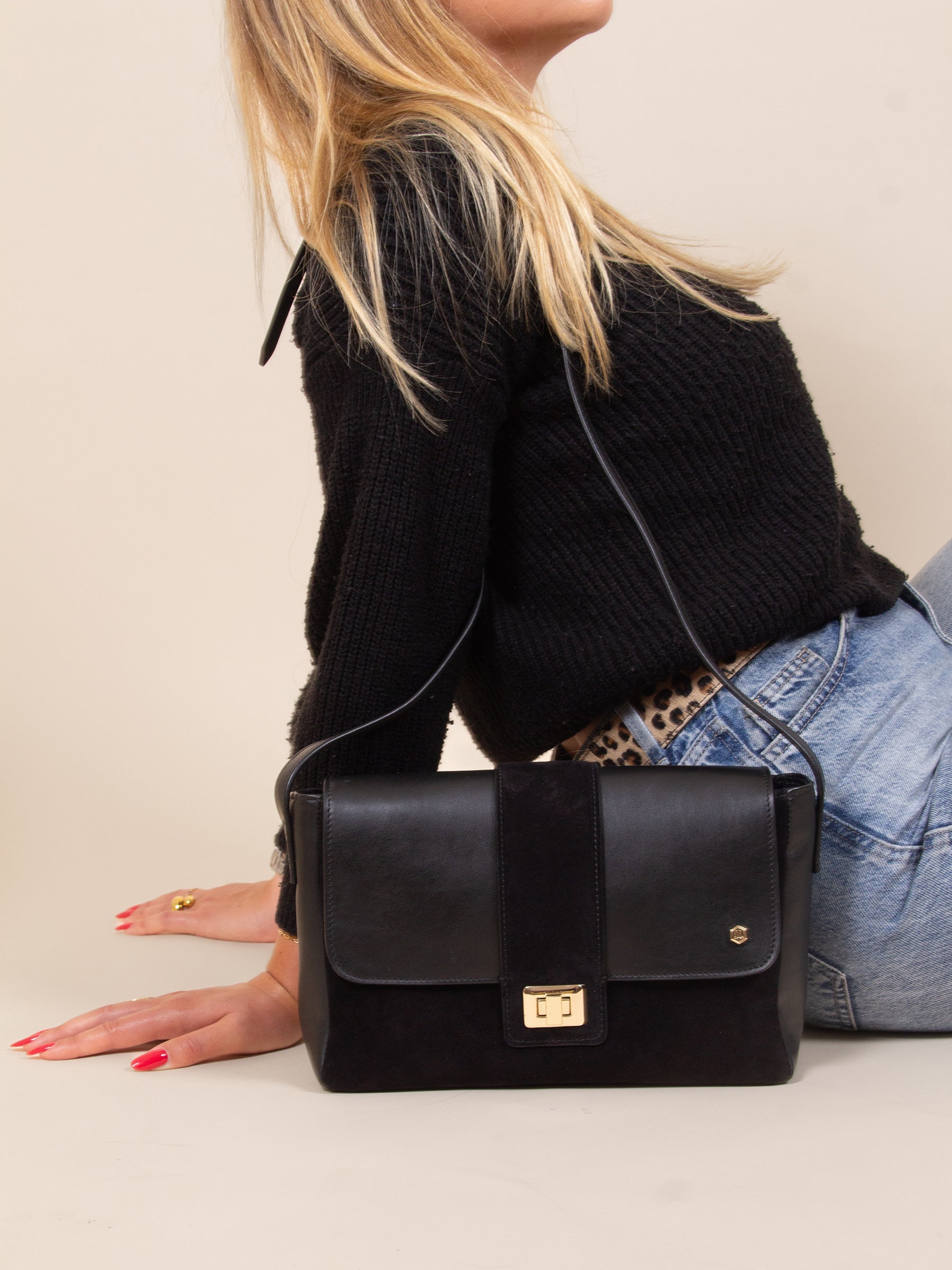 vue portée sac bandouliere cuir daim noir jules & jenn
