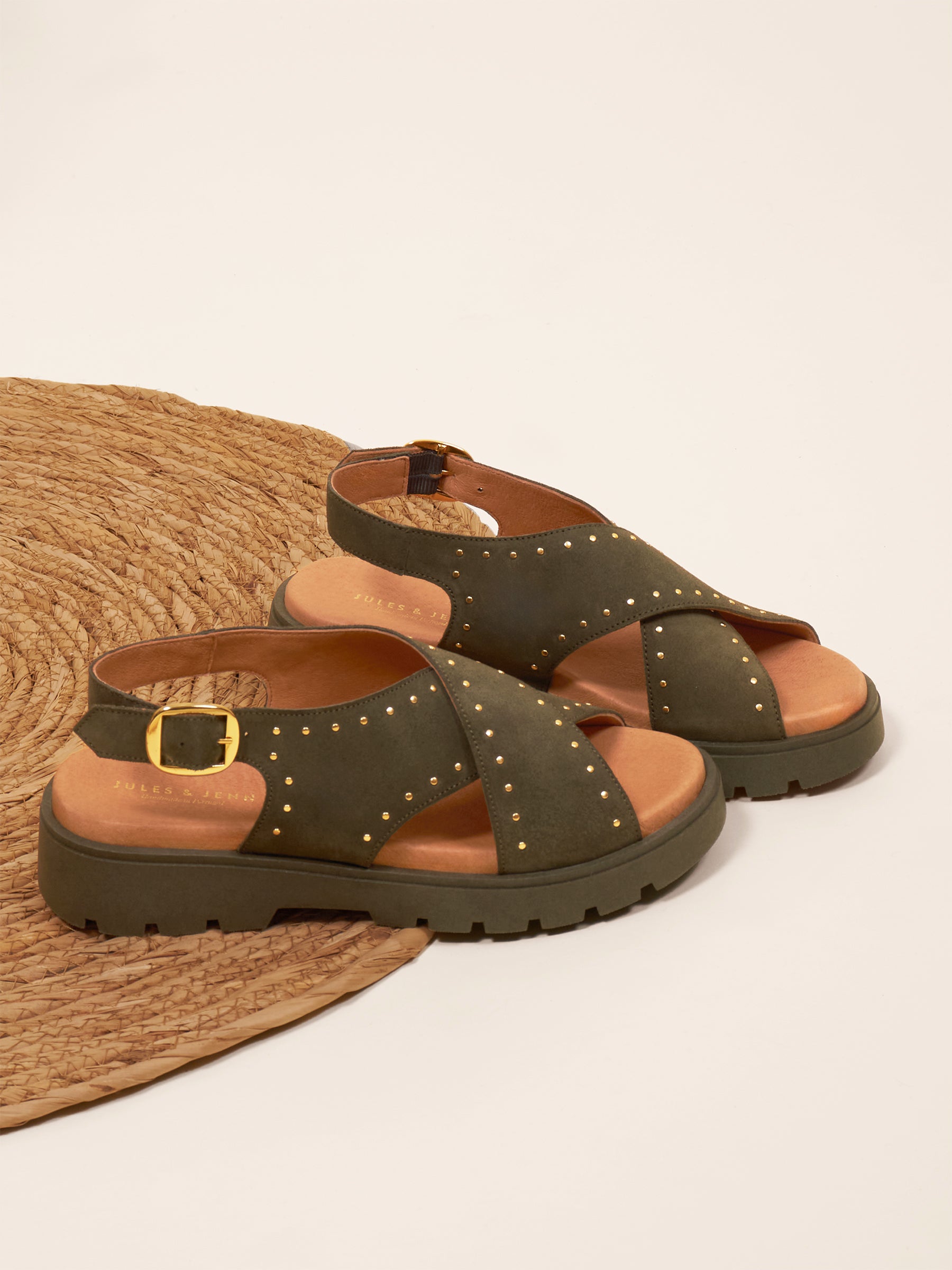 photo vue posée sandales gomme cuir daim kaki jules & jenn